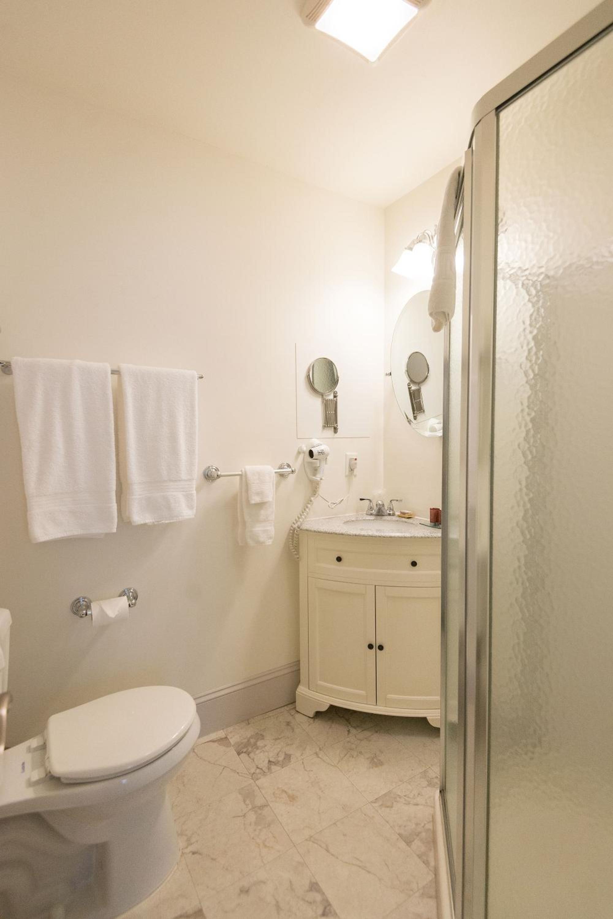 Queen Room 26 with Private Bathroom - Photo 3