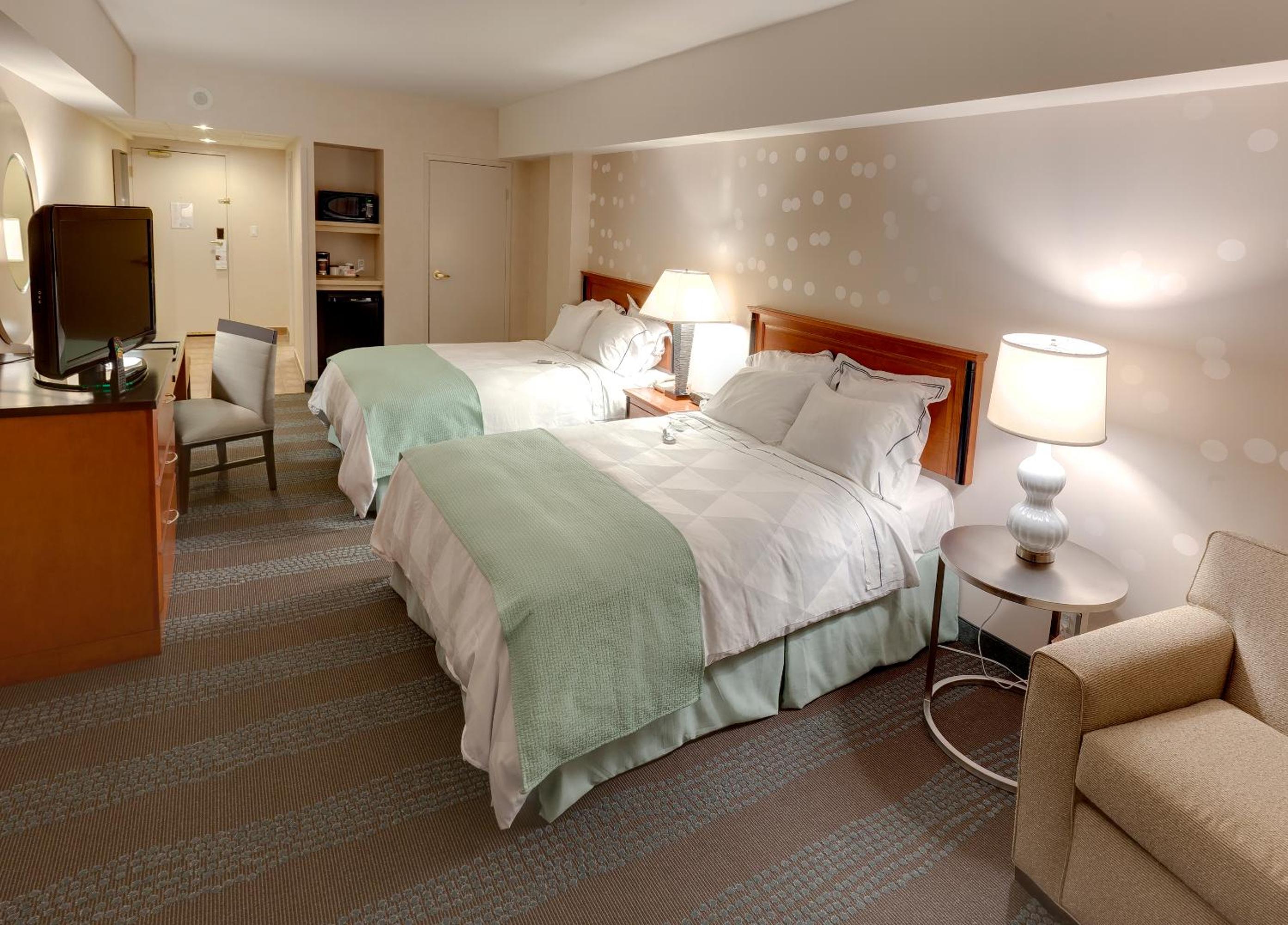 Queen Room With Two Queen Beds And Falls View - Photo 3
