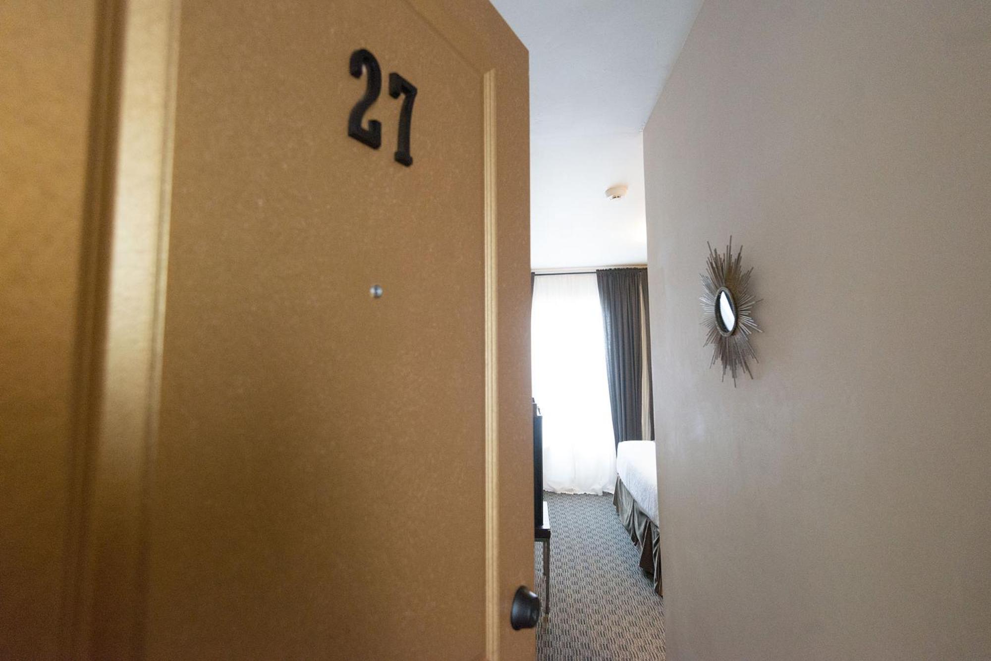 Queen Room 27 with Private Bathroom - Photo 4
