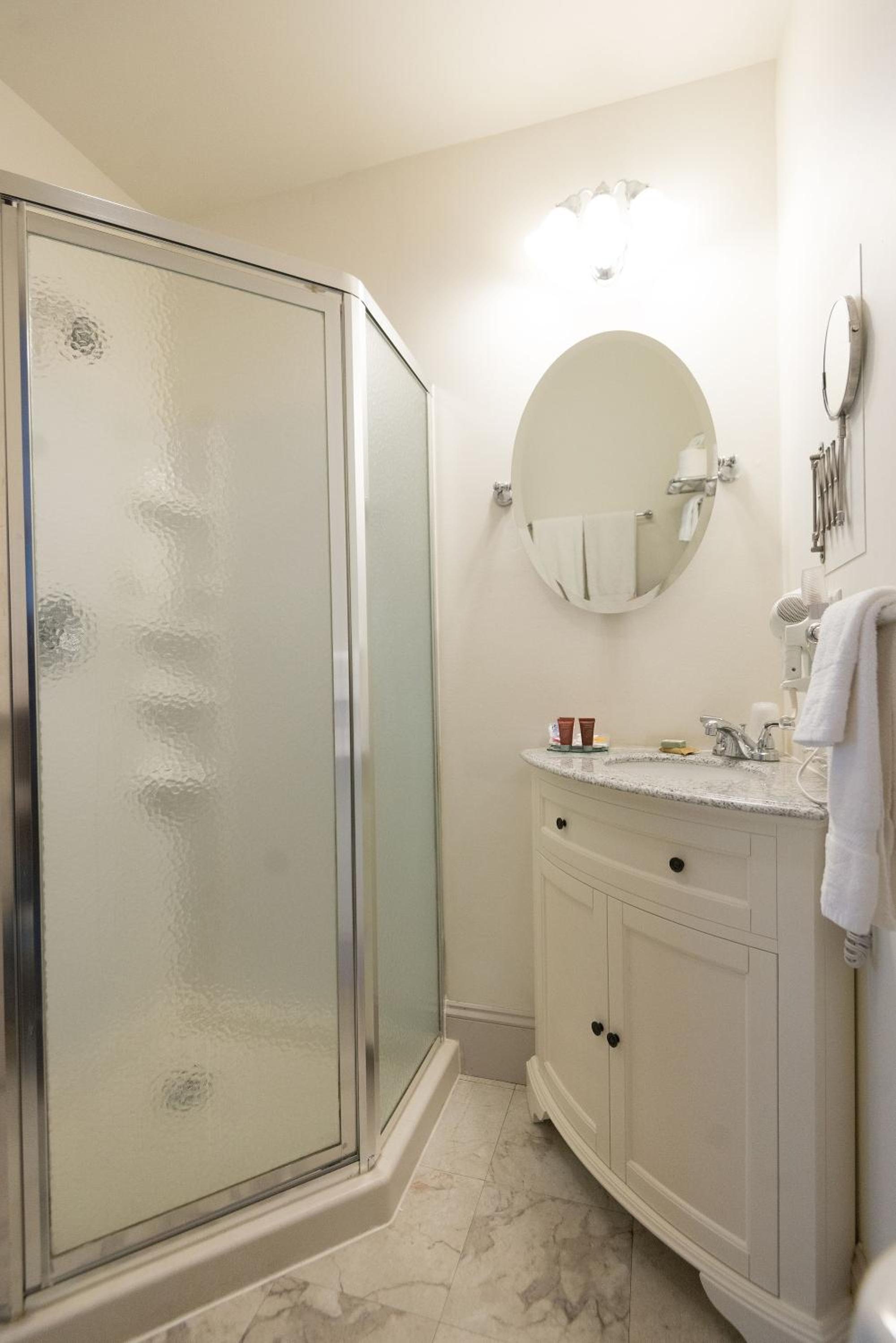 Queen Room 27 with Private Bathroom - Photo 2