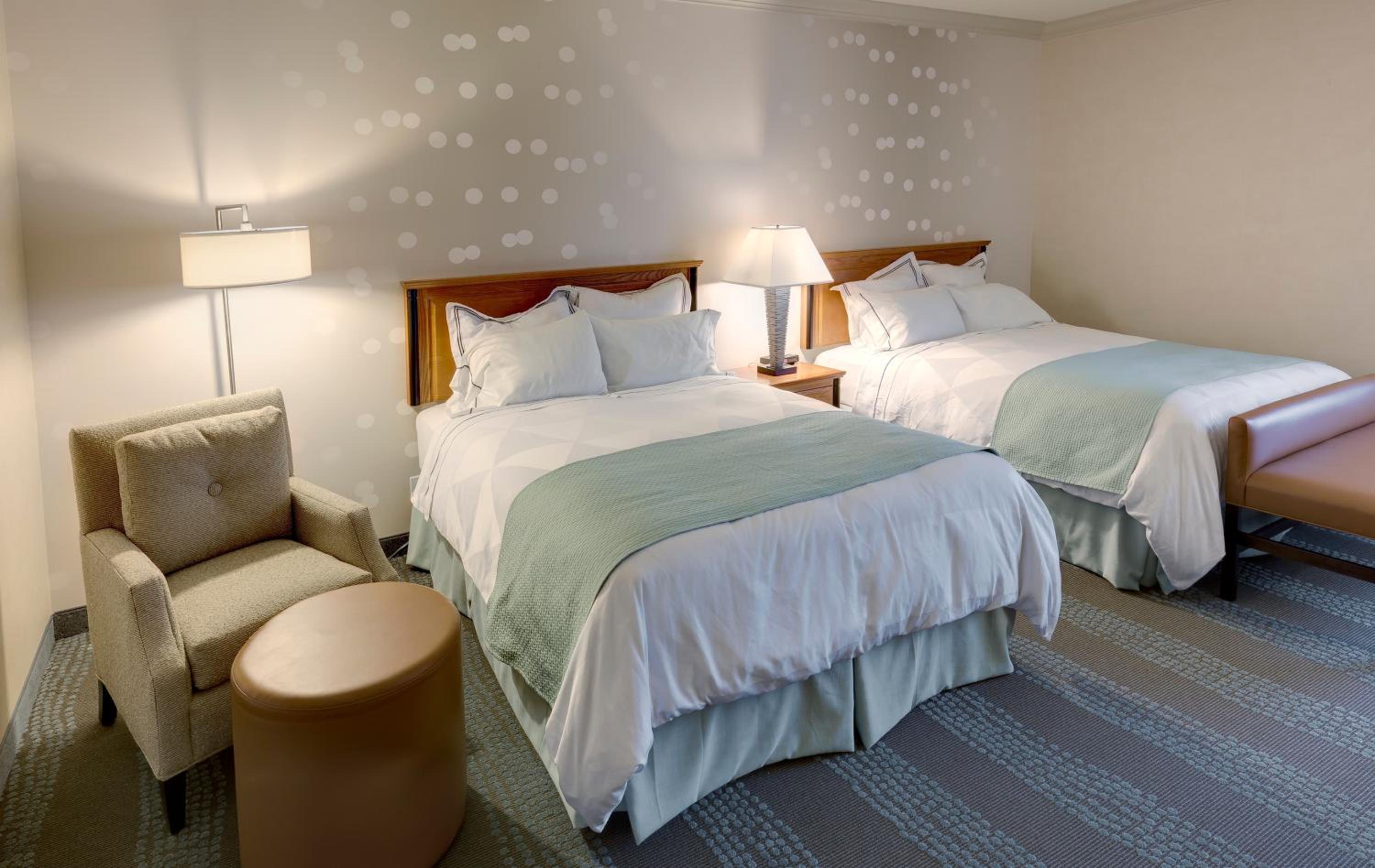 Queen Room With Two Queen Beds And Falls View - Photo 1