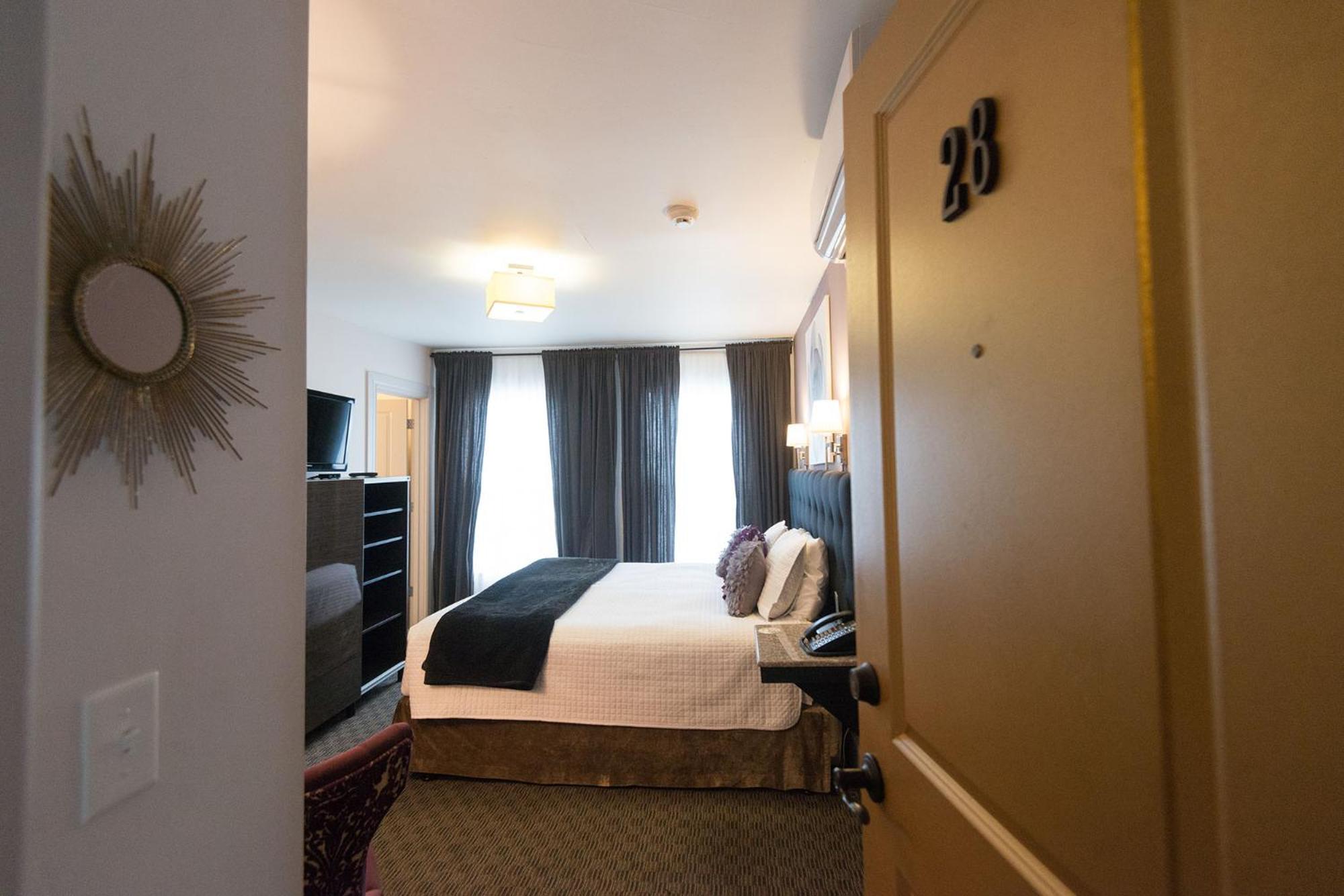 King Room 28 with Private Bathroom - Photo 5