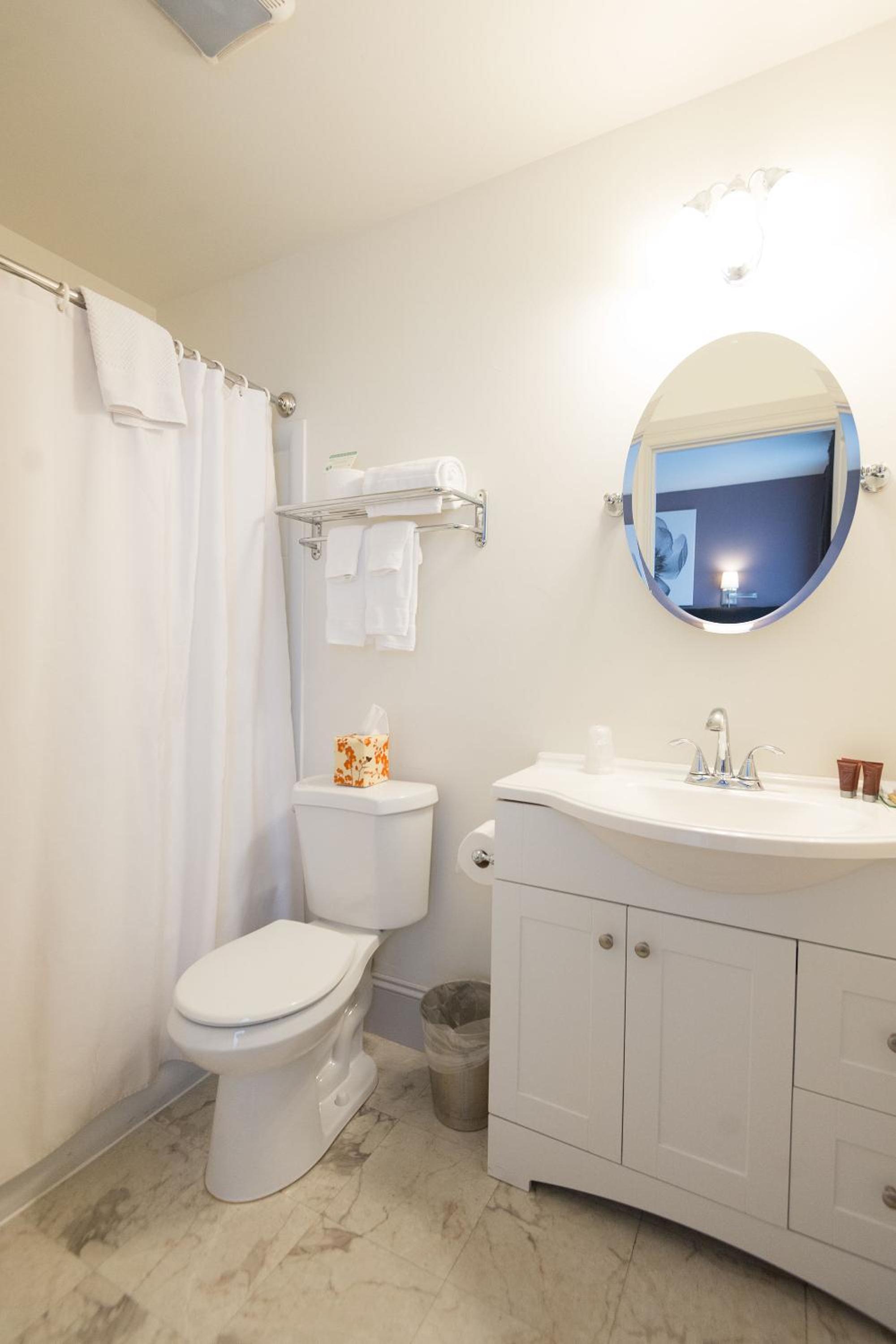 King Room 28 with Private Bathroom - Photo 3