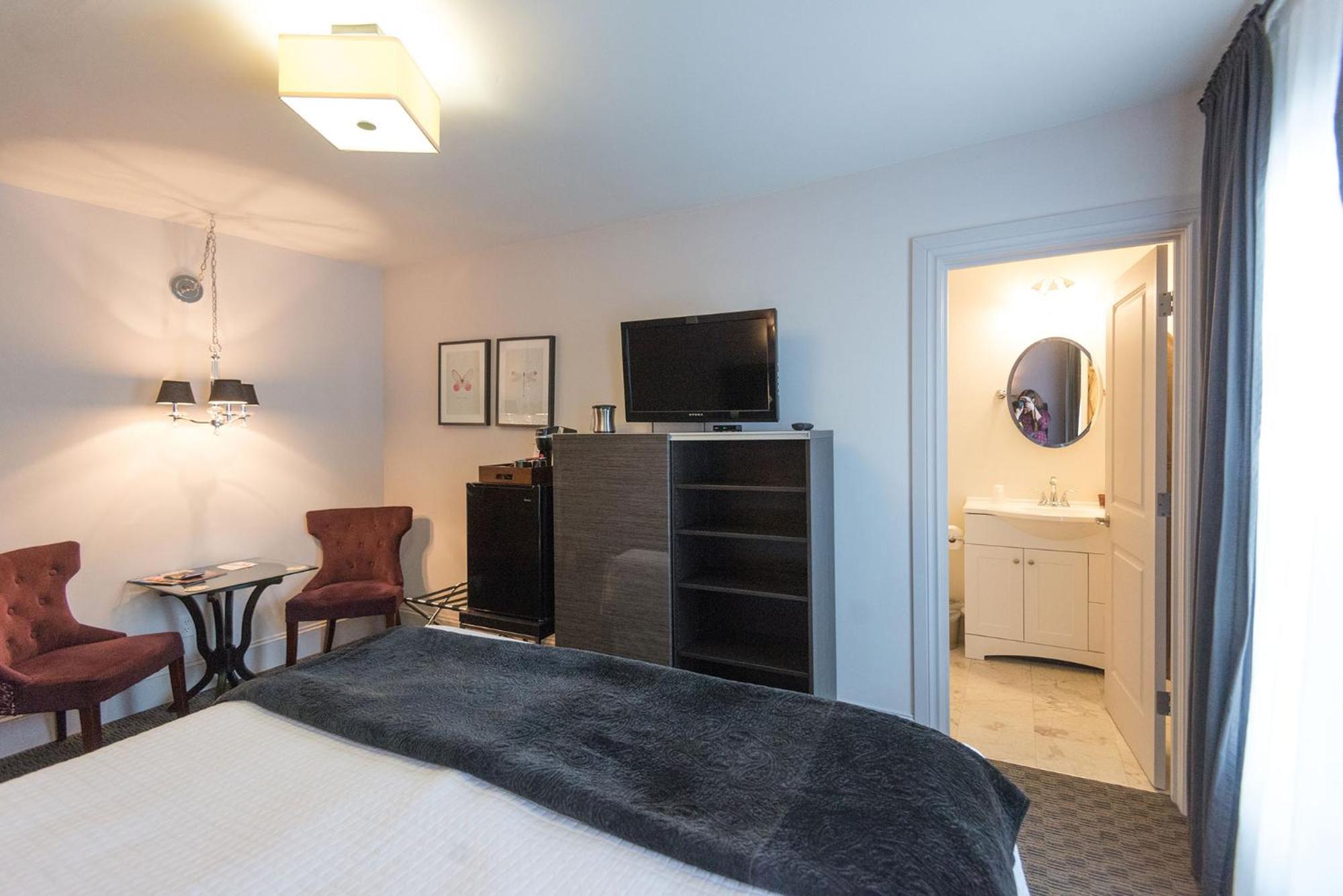 King Room 28 with Private Bathroom - Photo 2