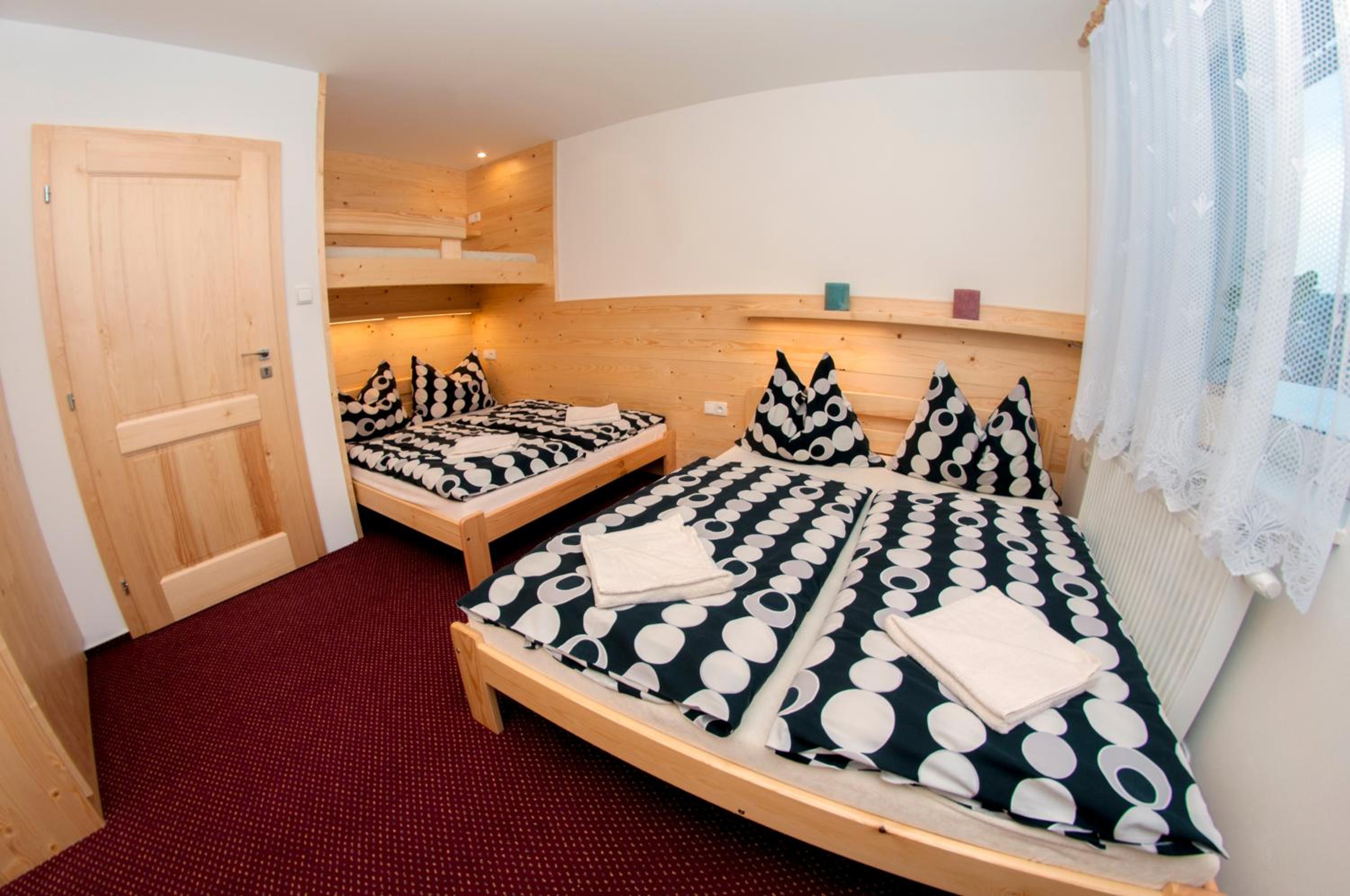 Quadruple Room with Private Bathroom photo 1