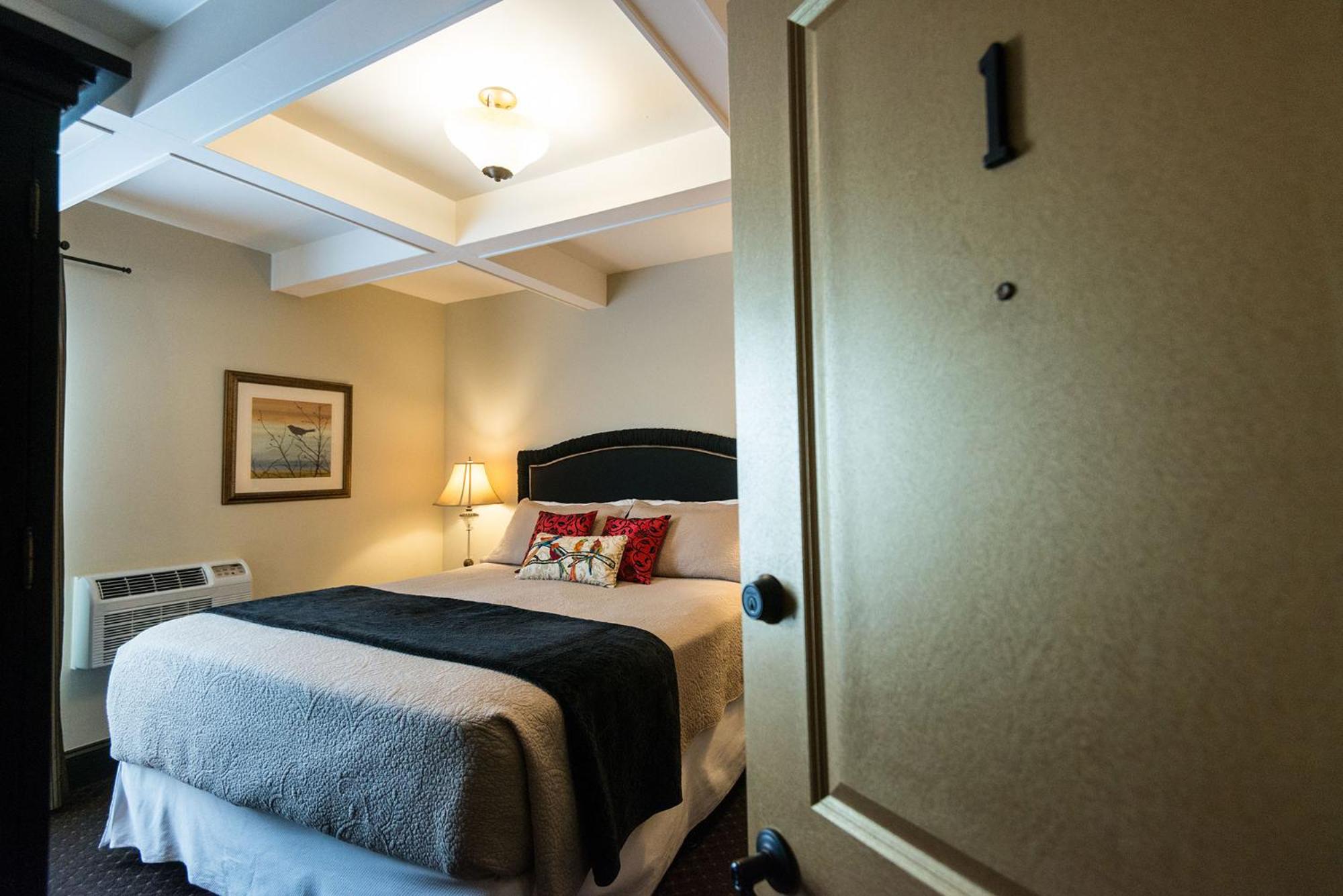 King Room 1 with Private Bathroom - Photo 2