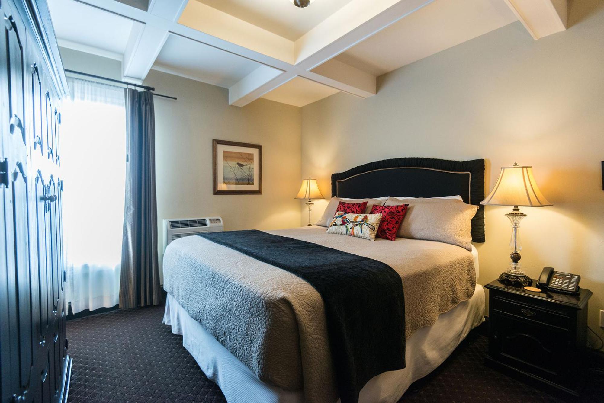 King Room 1 with Private Bathroom - Photo 5