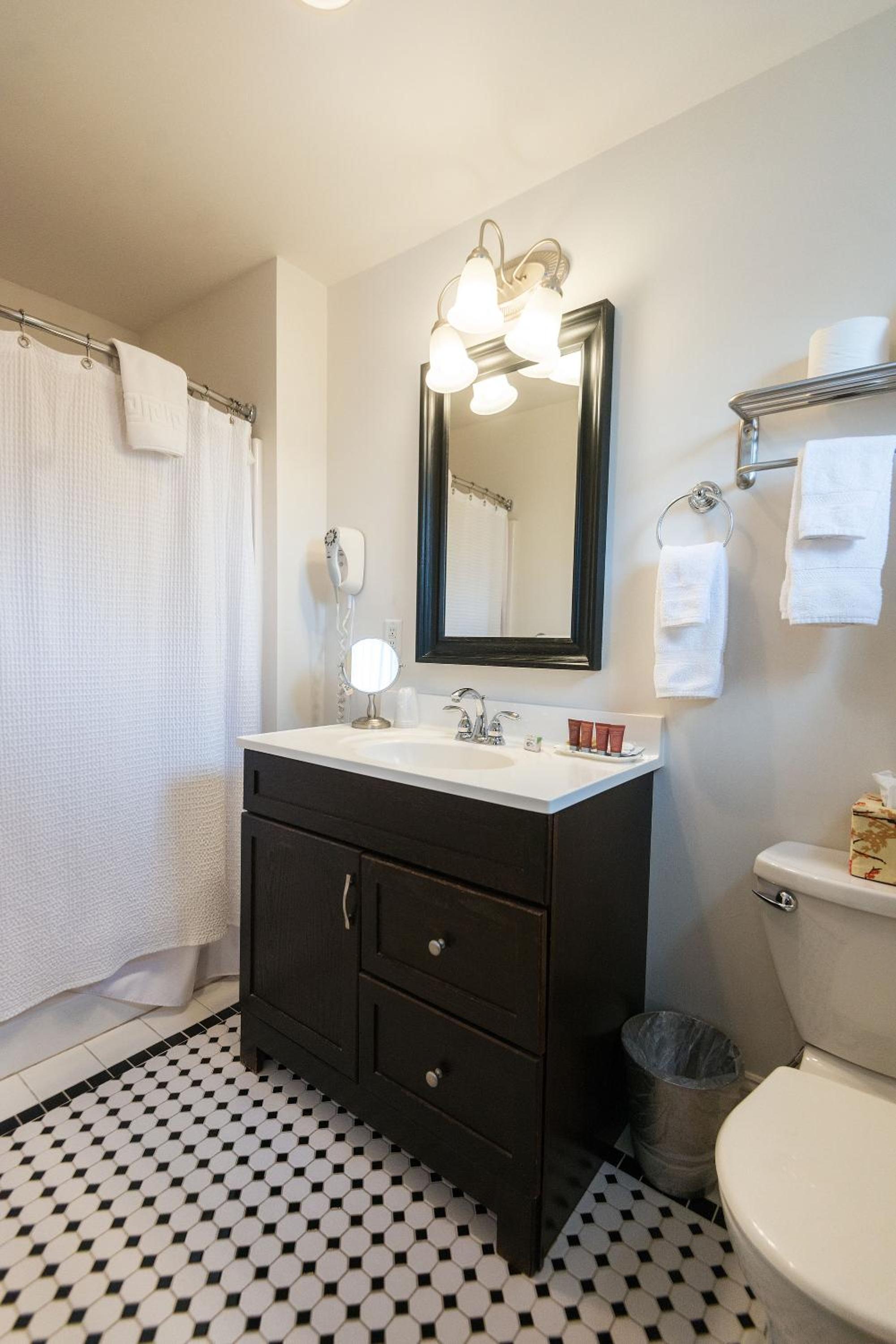 King Room 1 with Private Bathroom - Photo 4