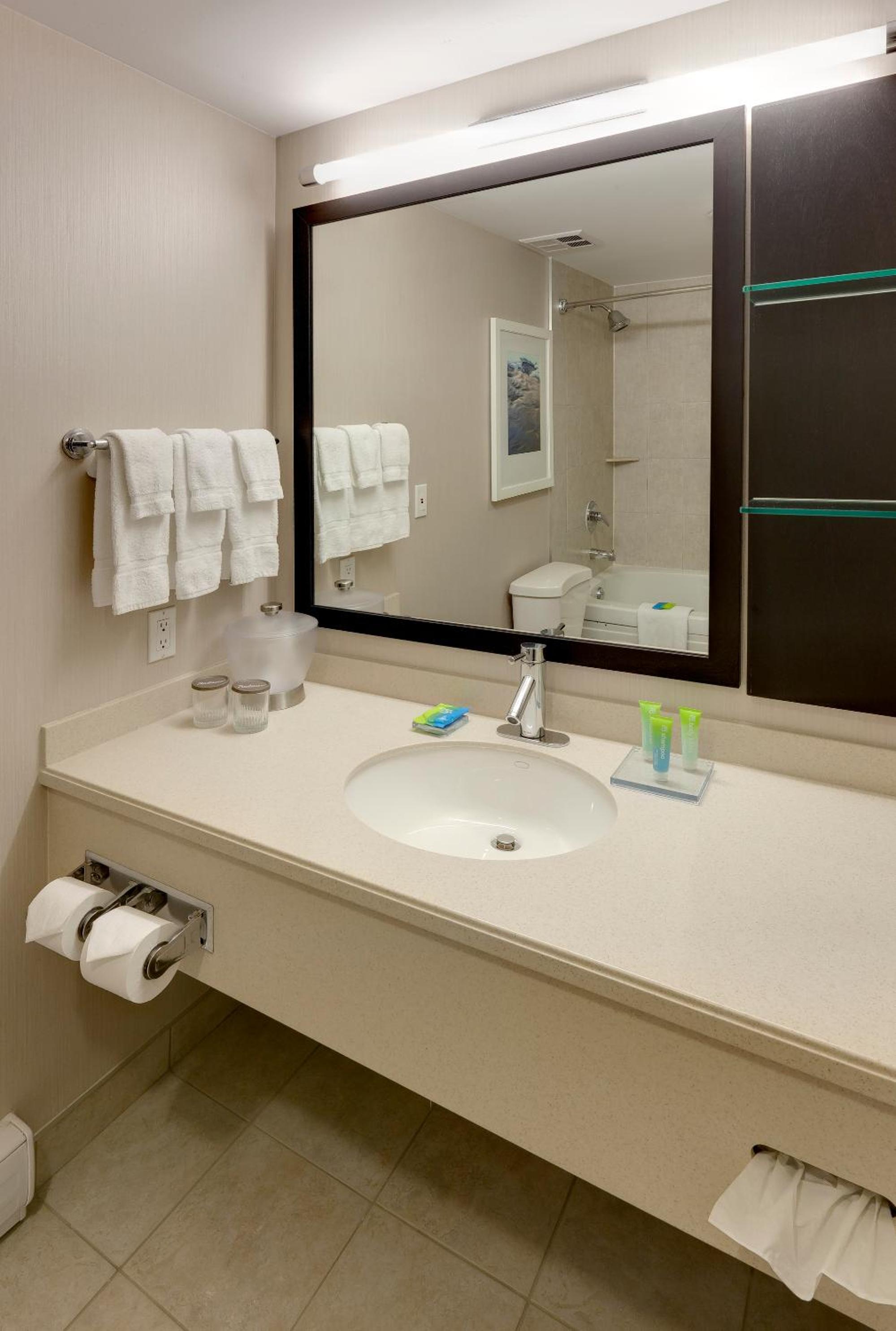Queen Room With River View - Photo 3