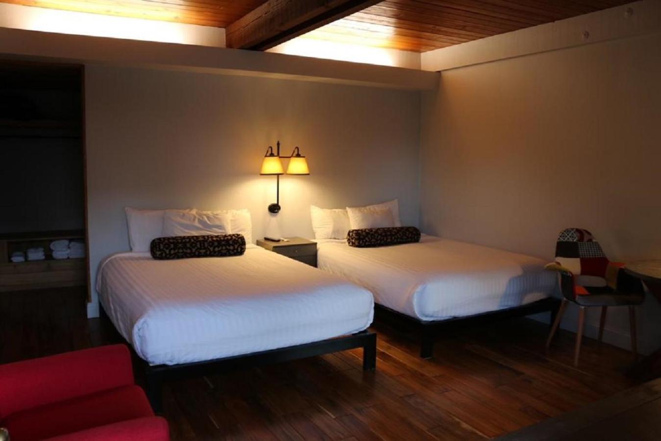 2 Queen Beds