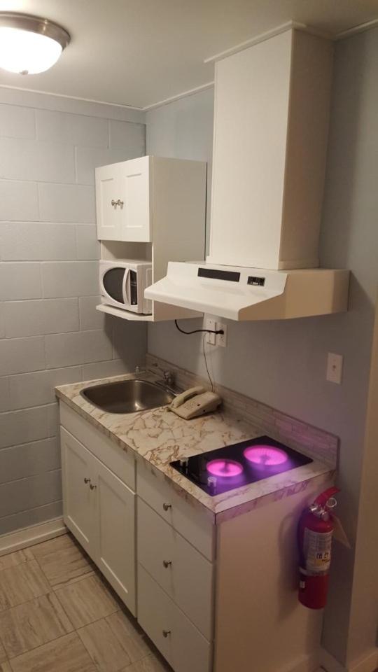 Queen Room with Kitchenette - Non Smoking photo 2