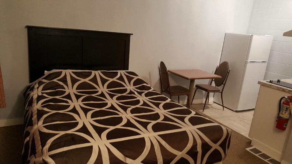 Queen Room with Kitchenette - Non Smoking photo 1