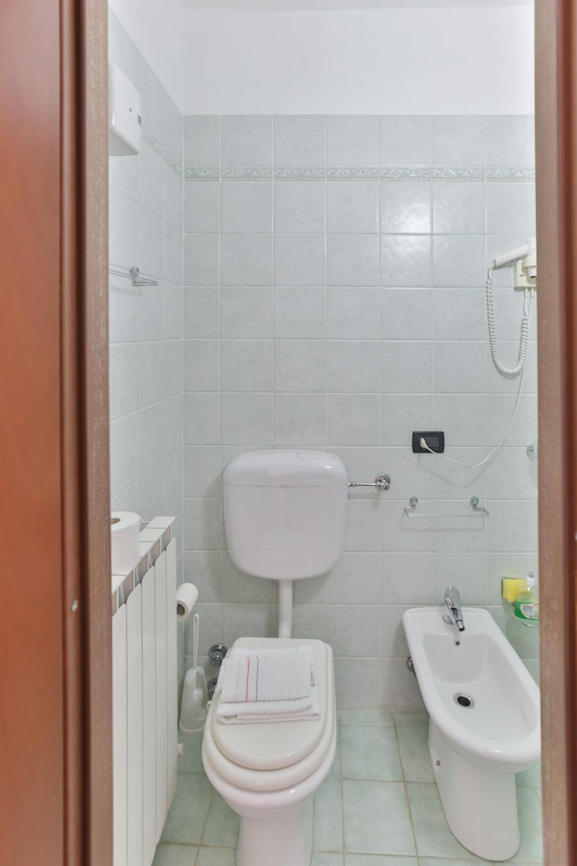 Double or Twin Room - Photo 7