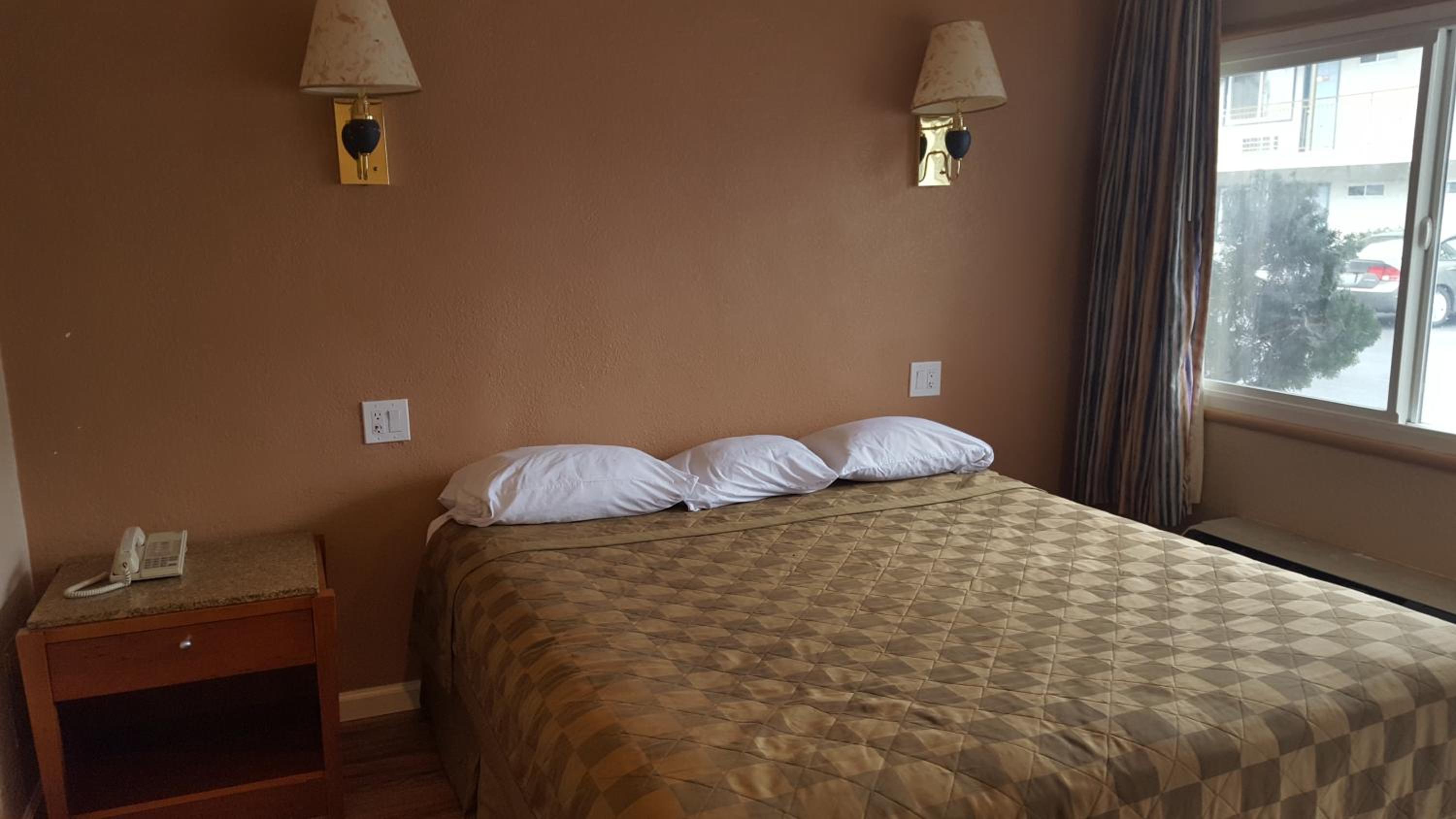 Queen Room - Disability Access photo 1