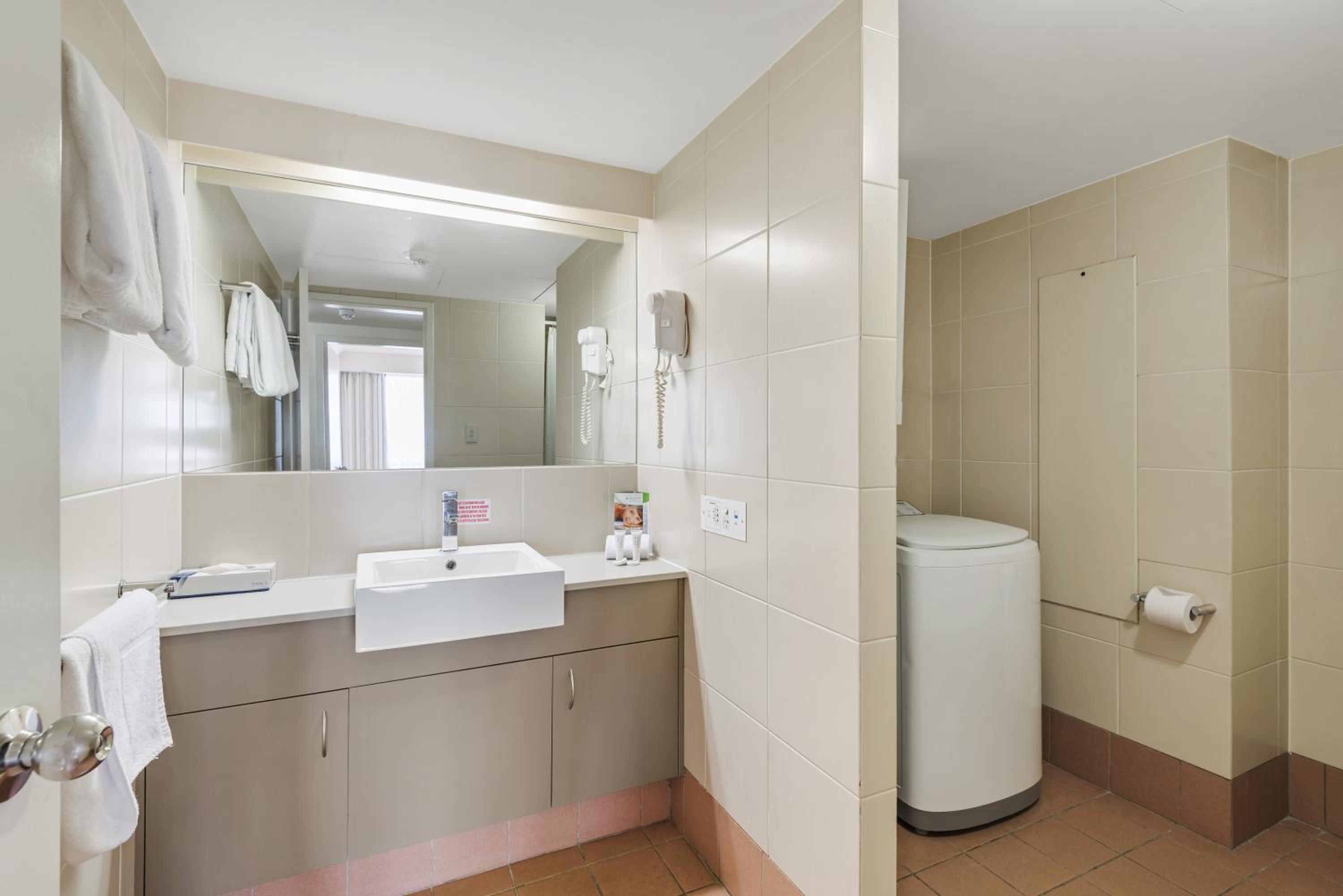 Deluxe One-Bedroom Apartment thumbnail 5