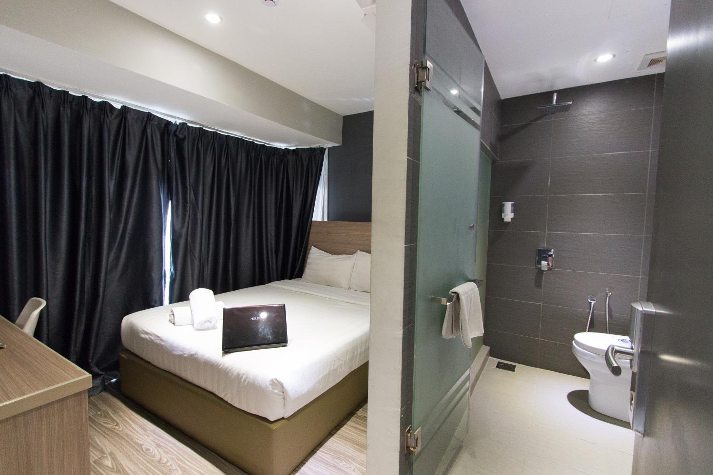 Standard Queen Room with Window - Photo 2