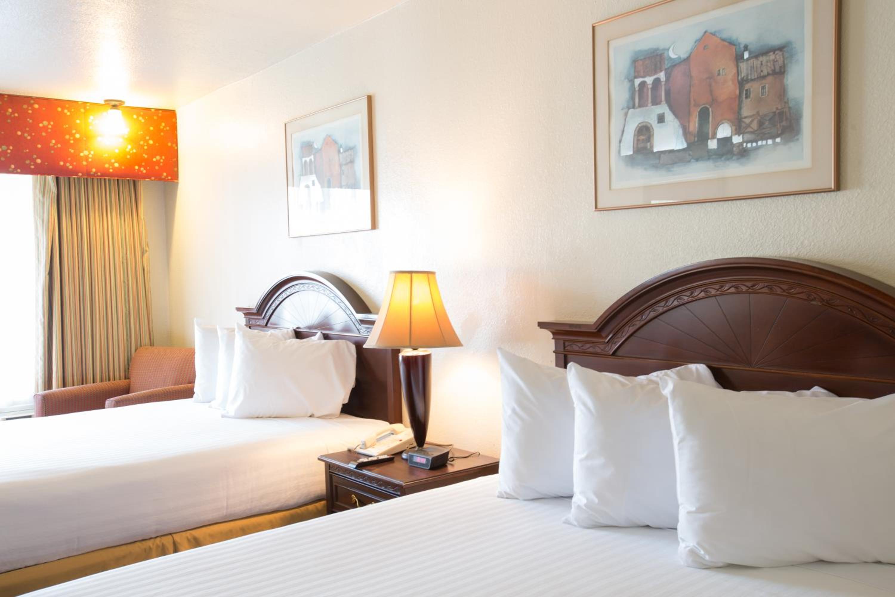 Queen Room with Two Queen Beds - Photo 3
