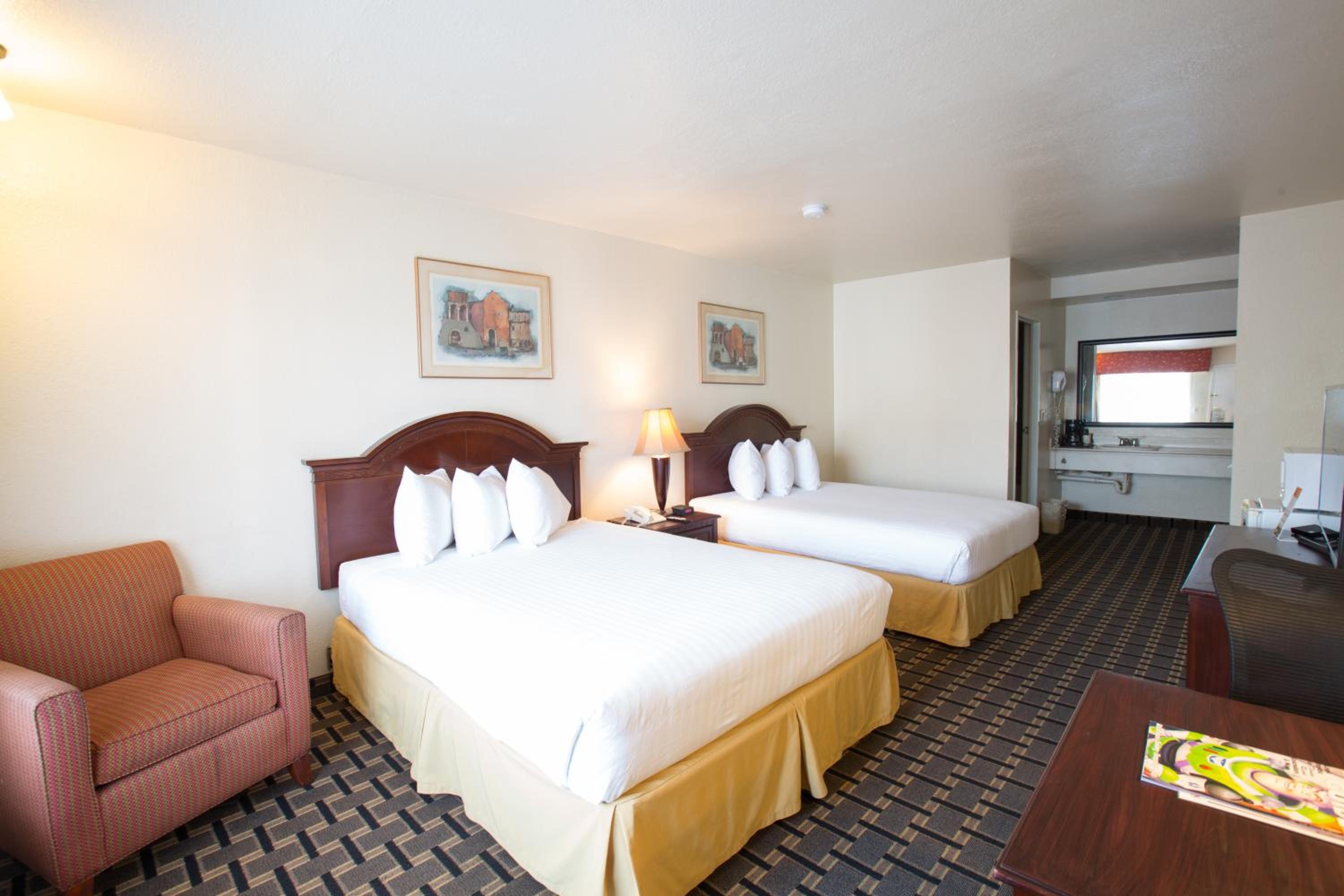Queen Room with Two Queen Beds - Photo 9