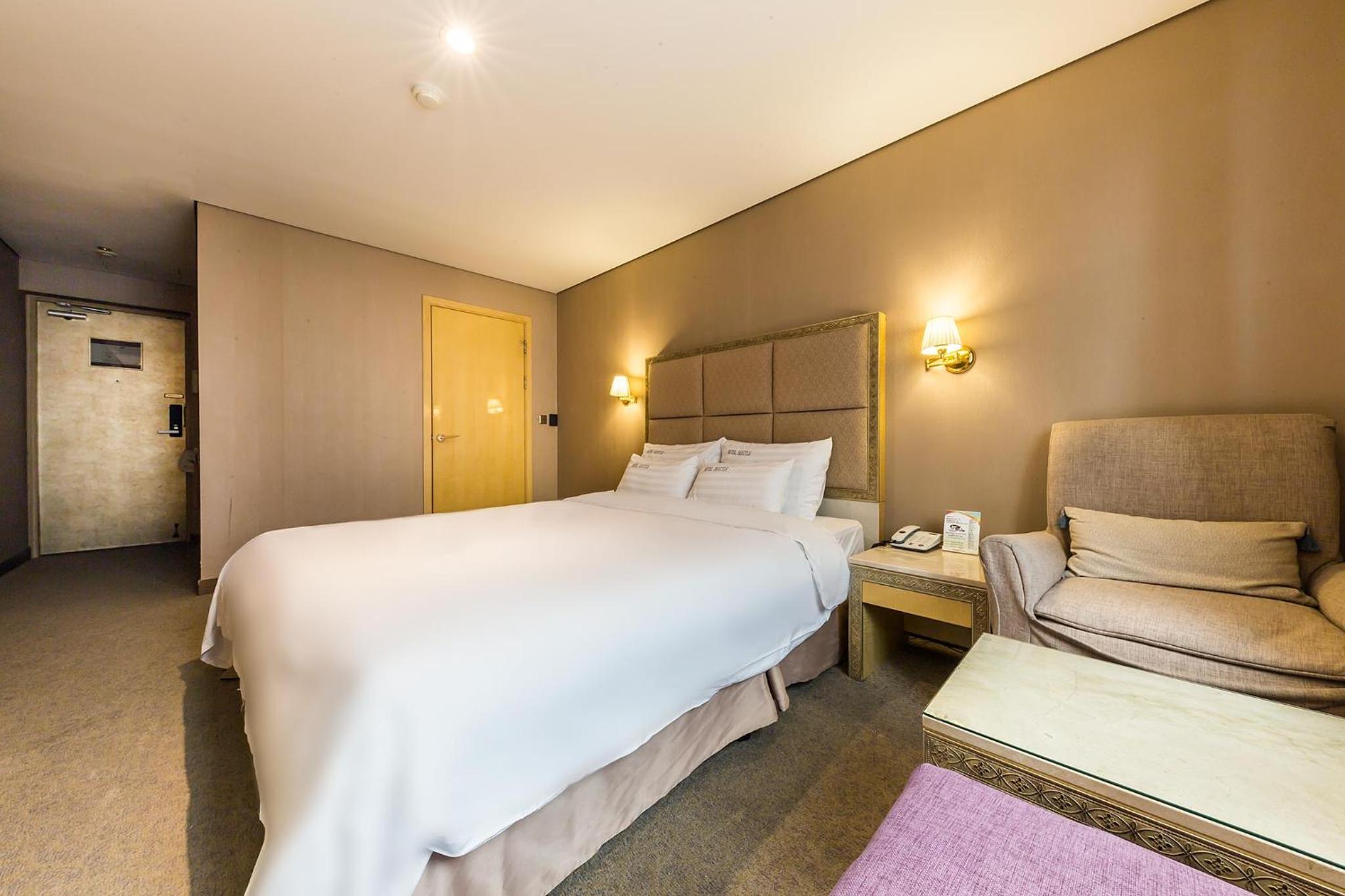Double Room - Photo 15