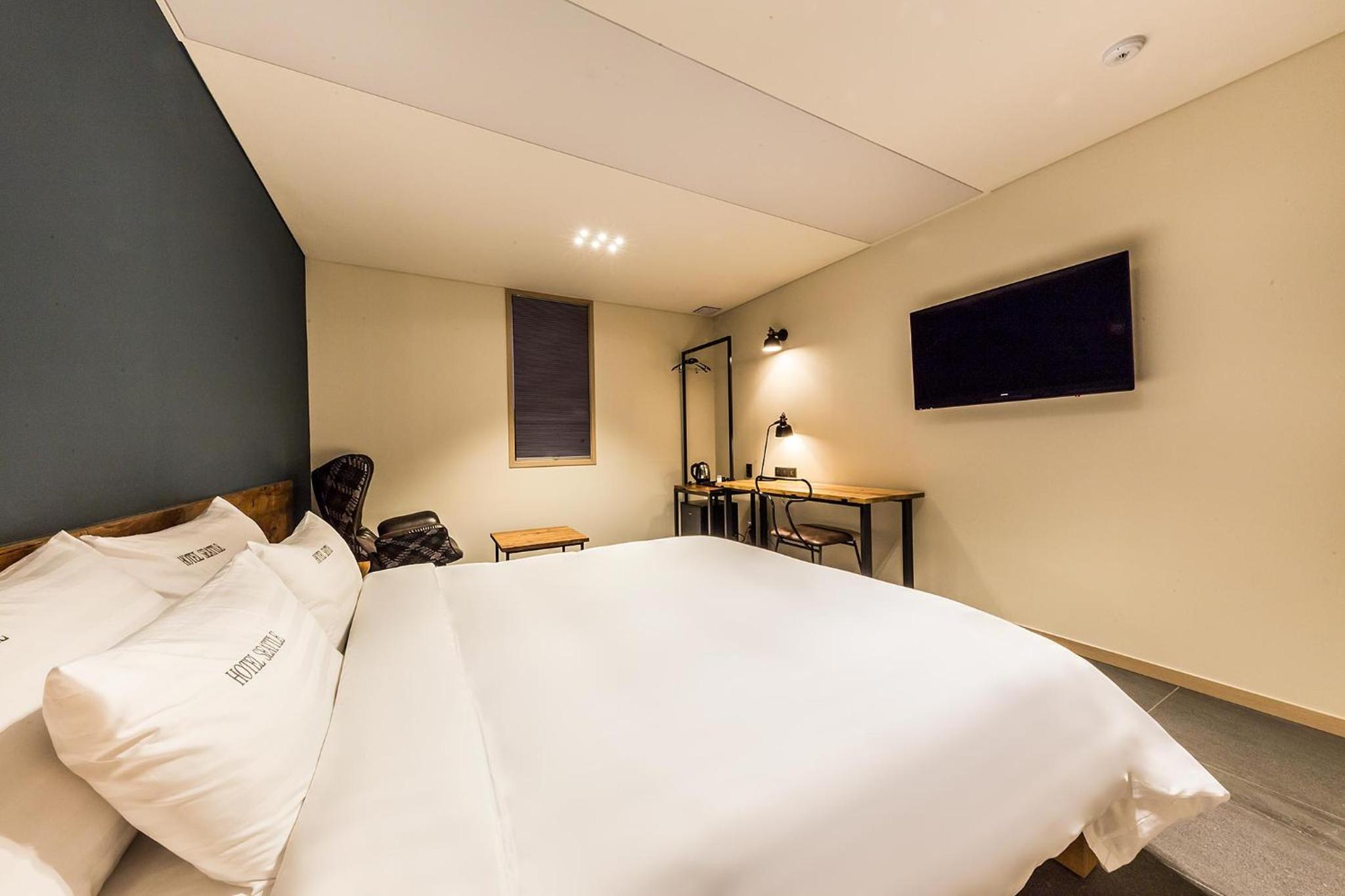 Deluxe Double Room - Photo 13