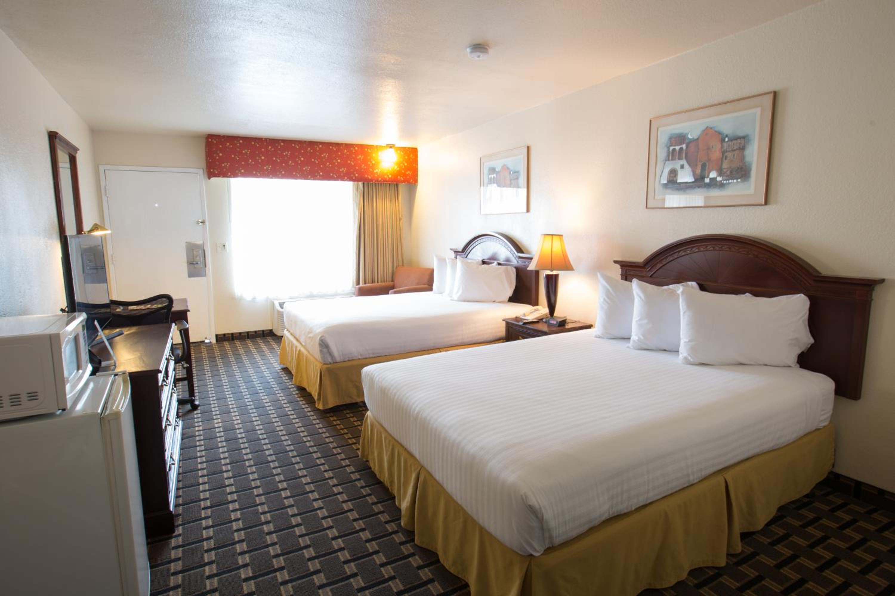 Queen Room with Two Queen Beds - Photo 2