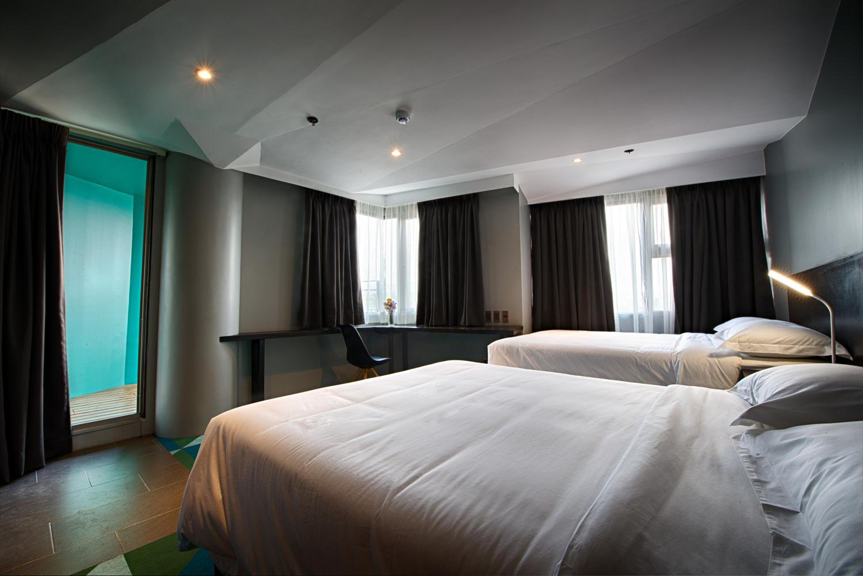 Flamingo Room photo 2
