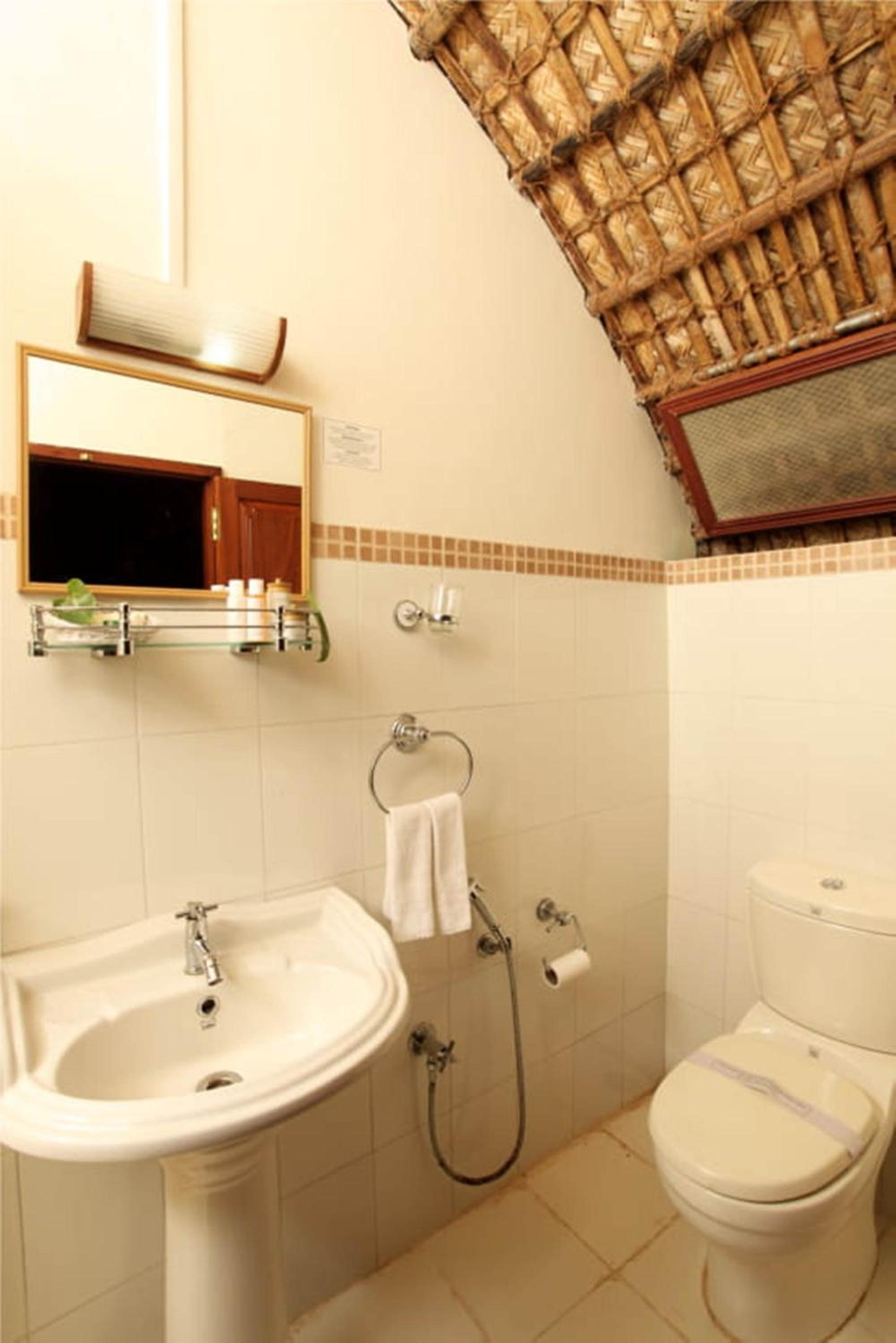 Two Bedroom Houseboat - Photo 2