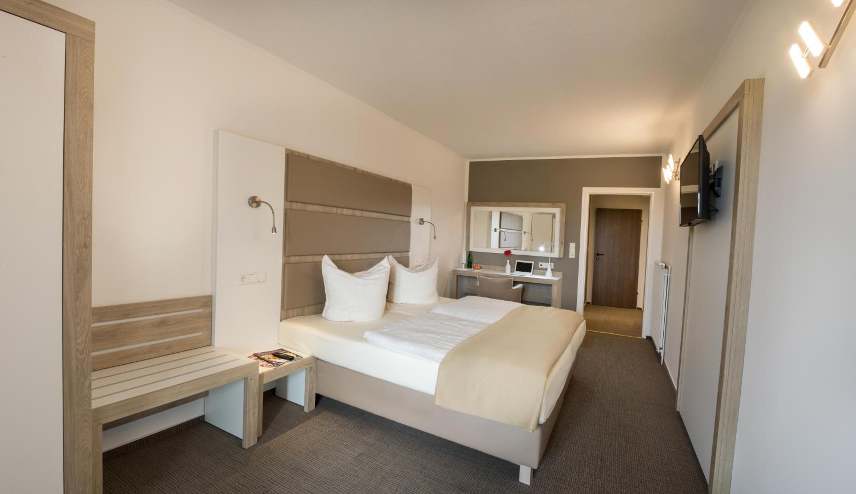 Deluxe Double Room with Balcony - Photo 1
