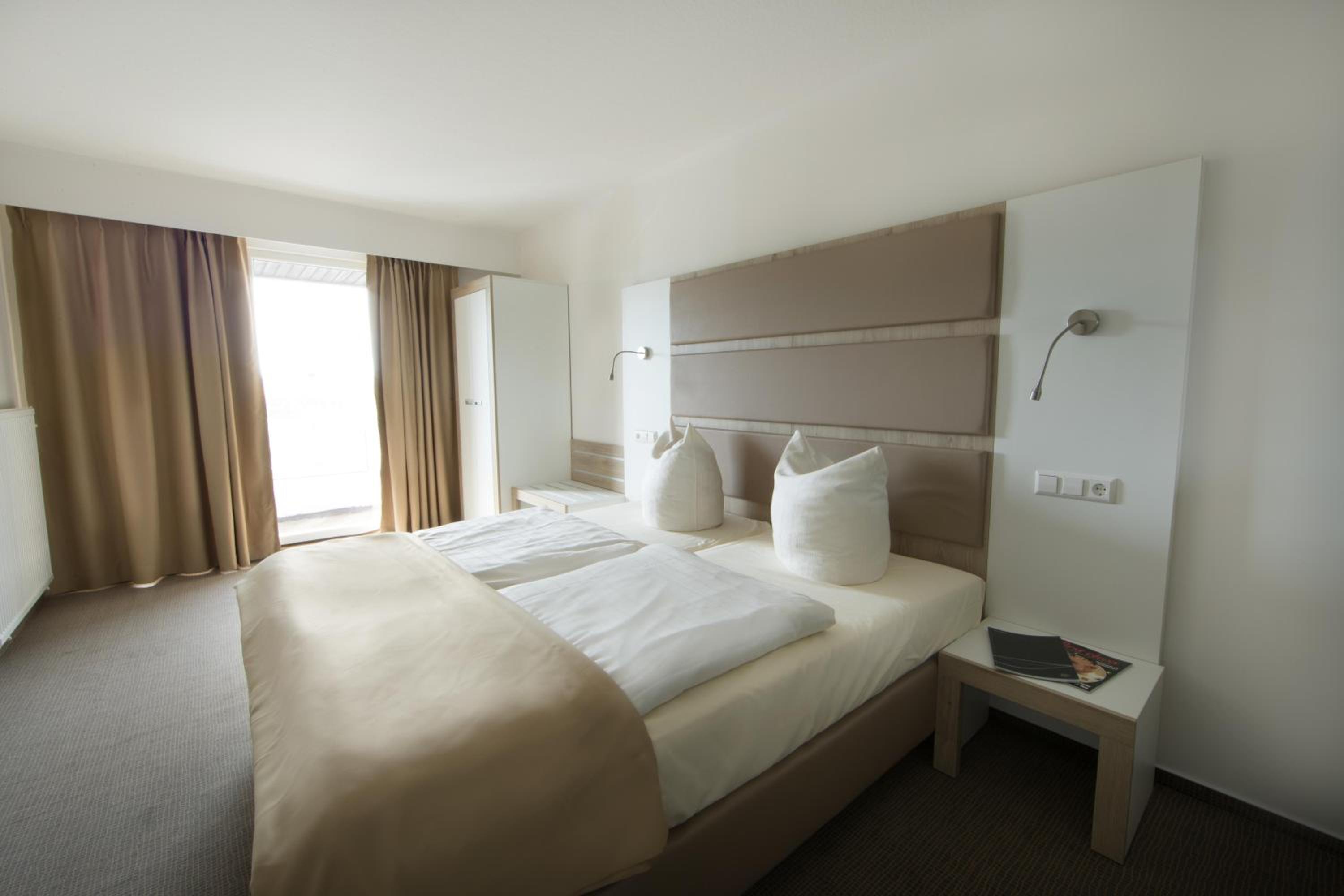 Deluxe Double Room with Balcony - Photo 4