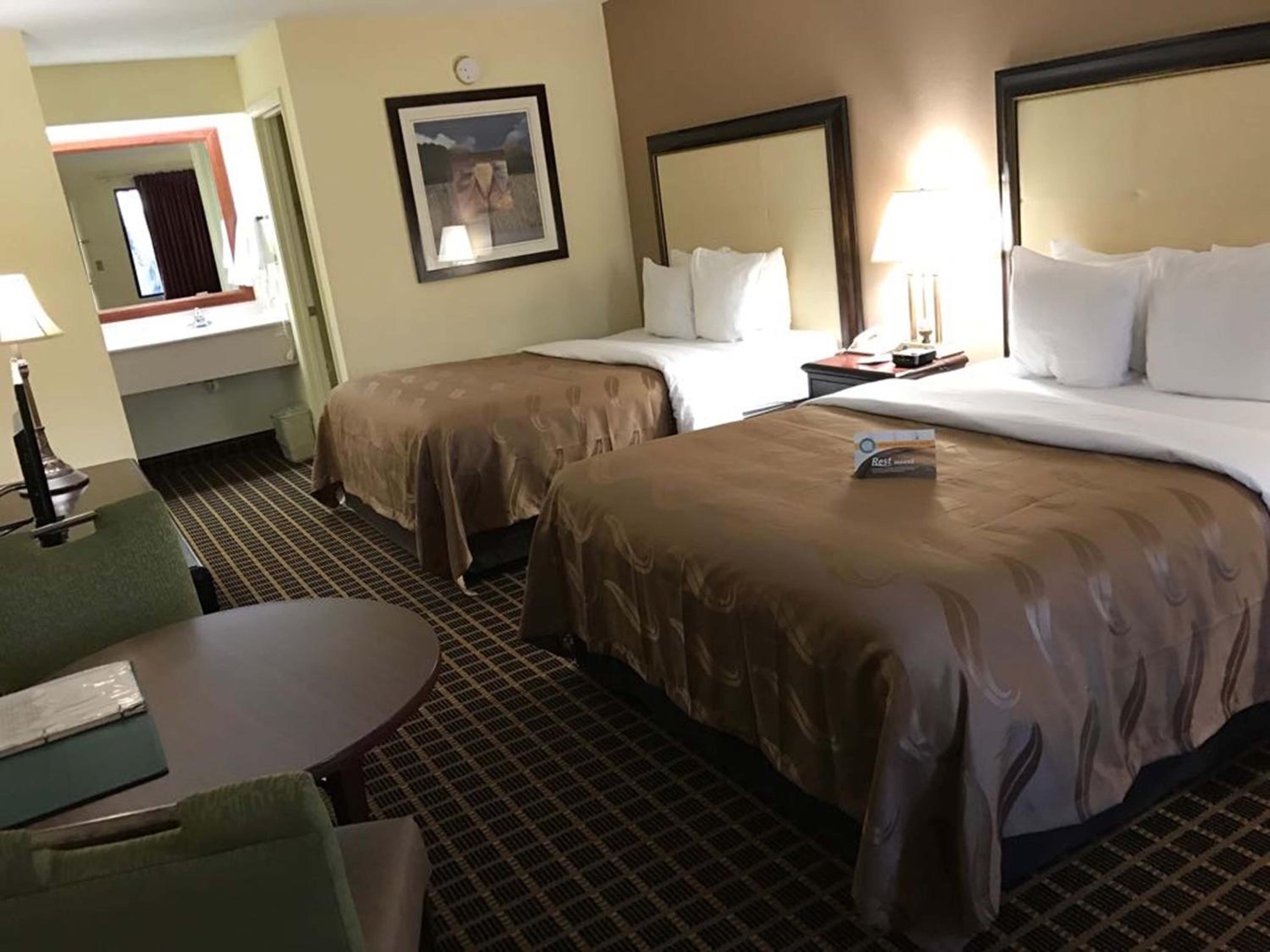 Queen Room with Two Queen Beds - Non-Smoking - Photo 4