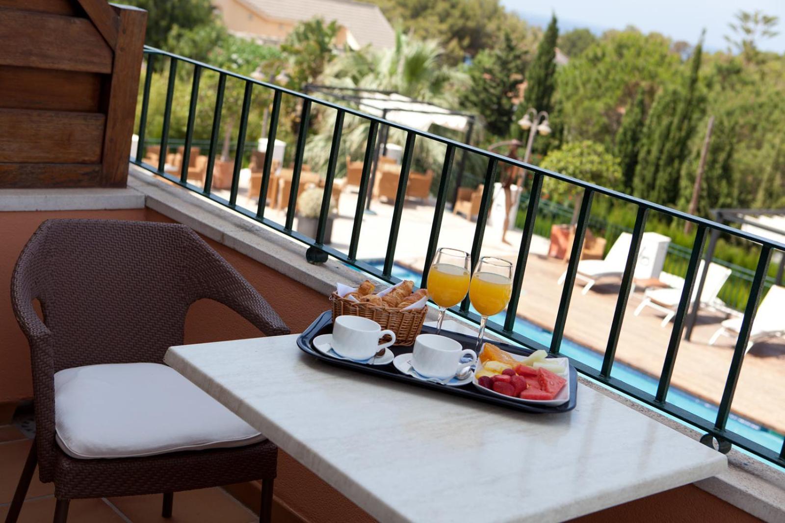 Double or Twin Room with Partial Sea View photo 3