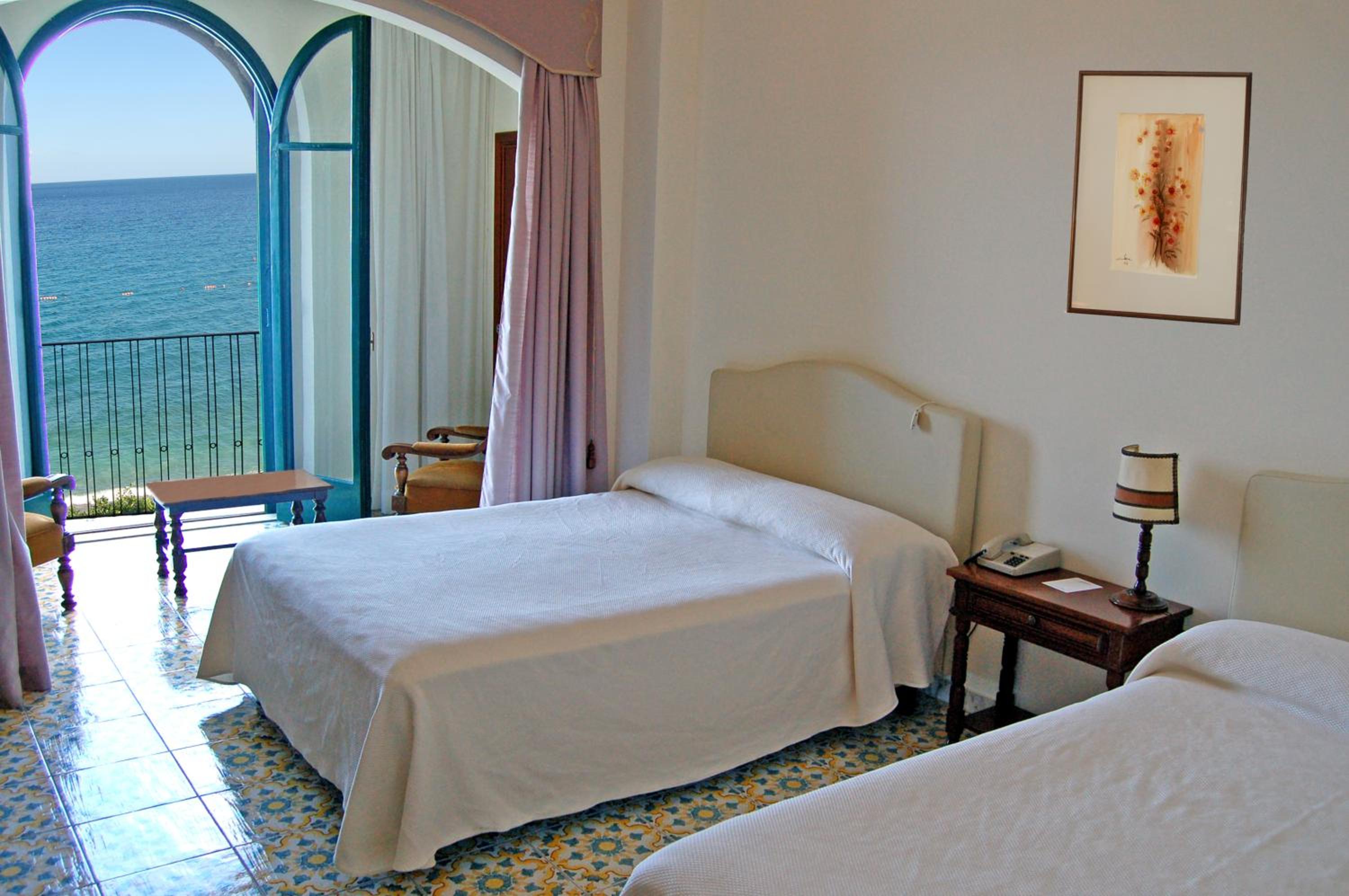 Quadruple Room with Sea View - Photo 3
