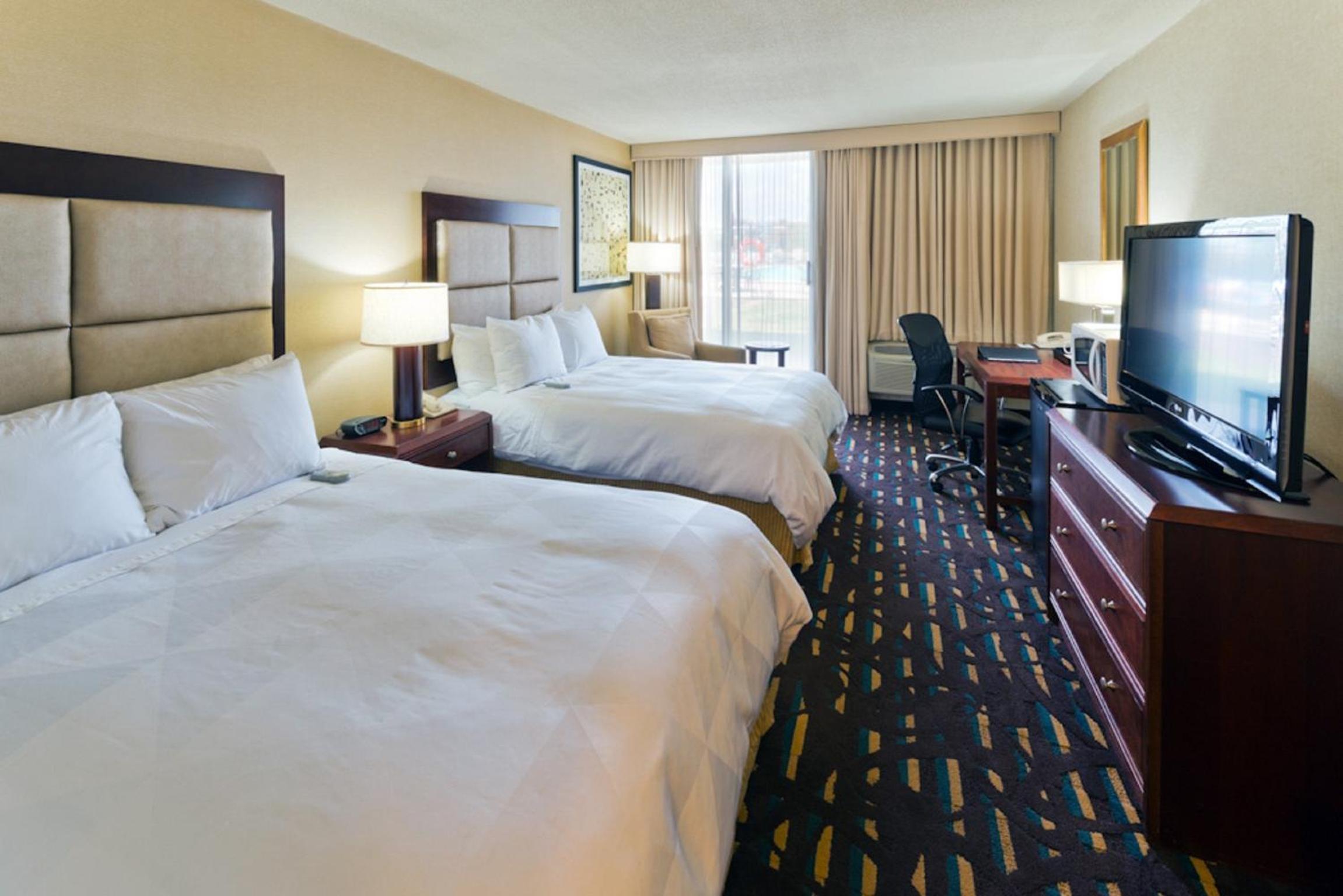 Queen Room with Two Queen Beds - Non-Smoking - Photo 4