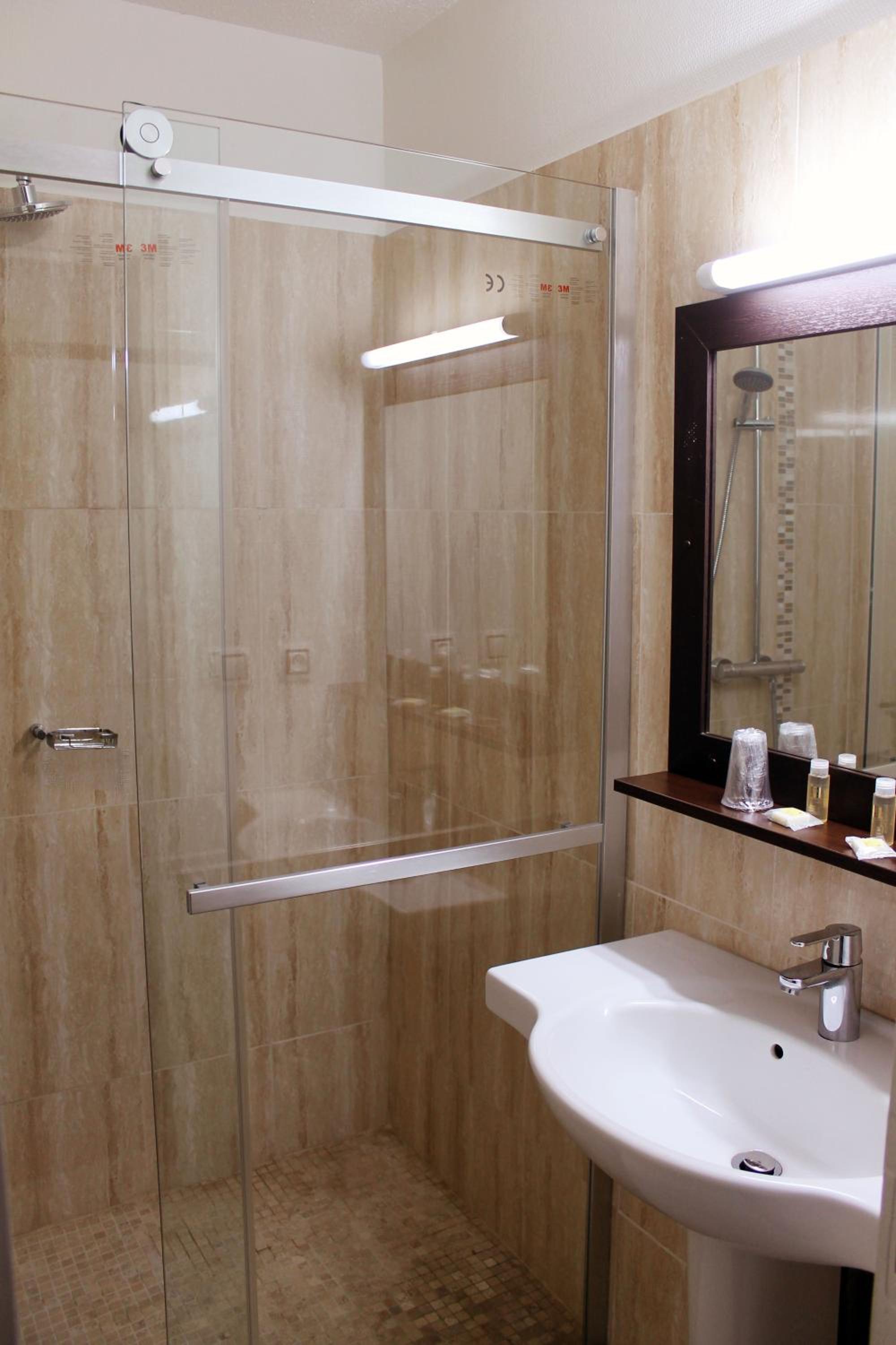 Standard Double Room - Photo 7