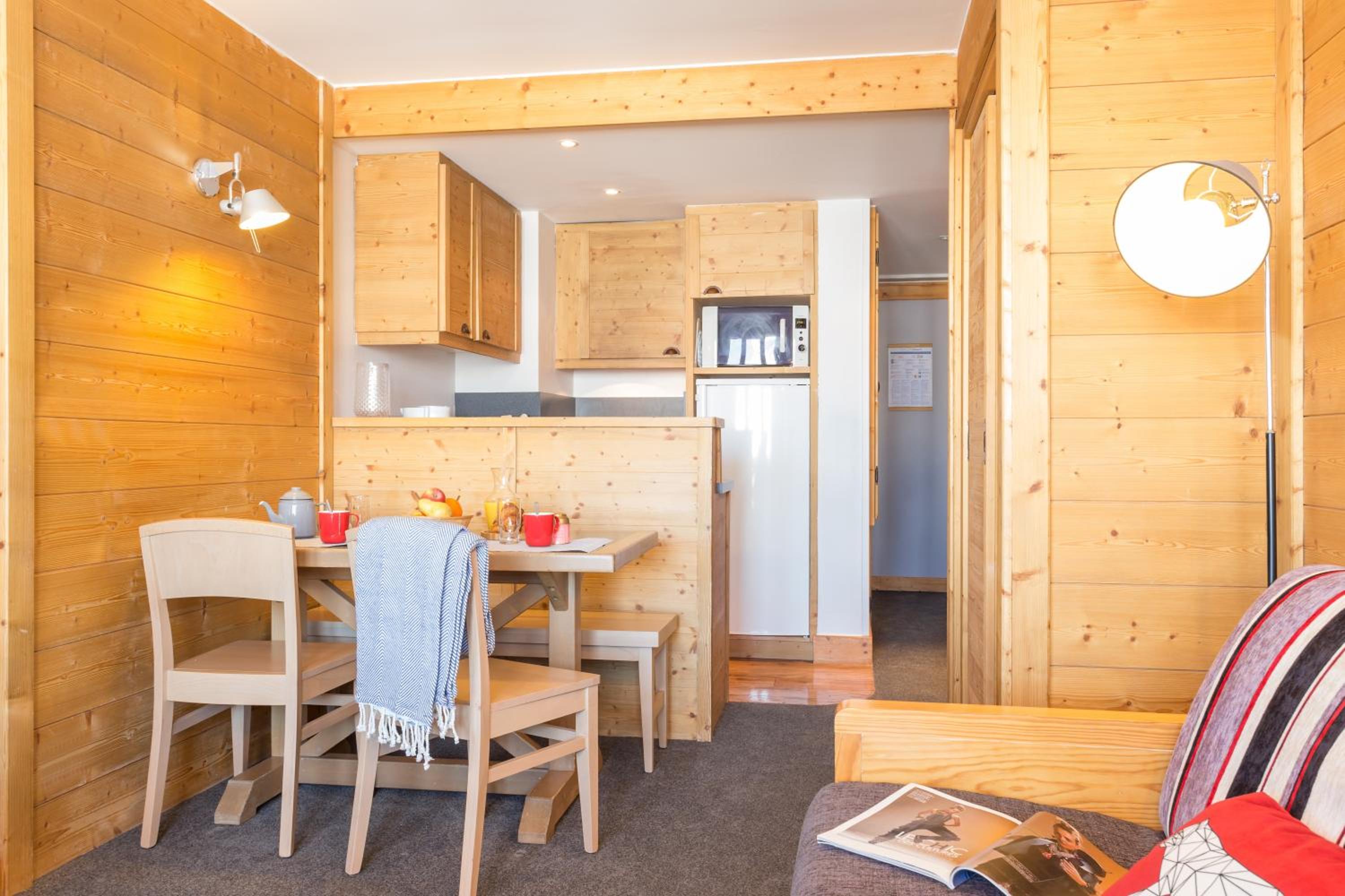 One-Bedroom Apartment with Mountain View (4 People) - South Side photo 2