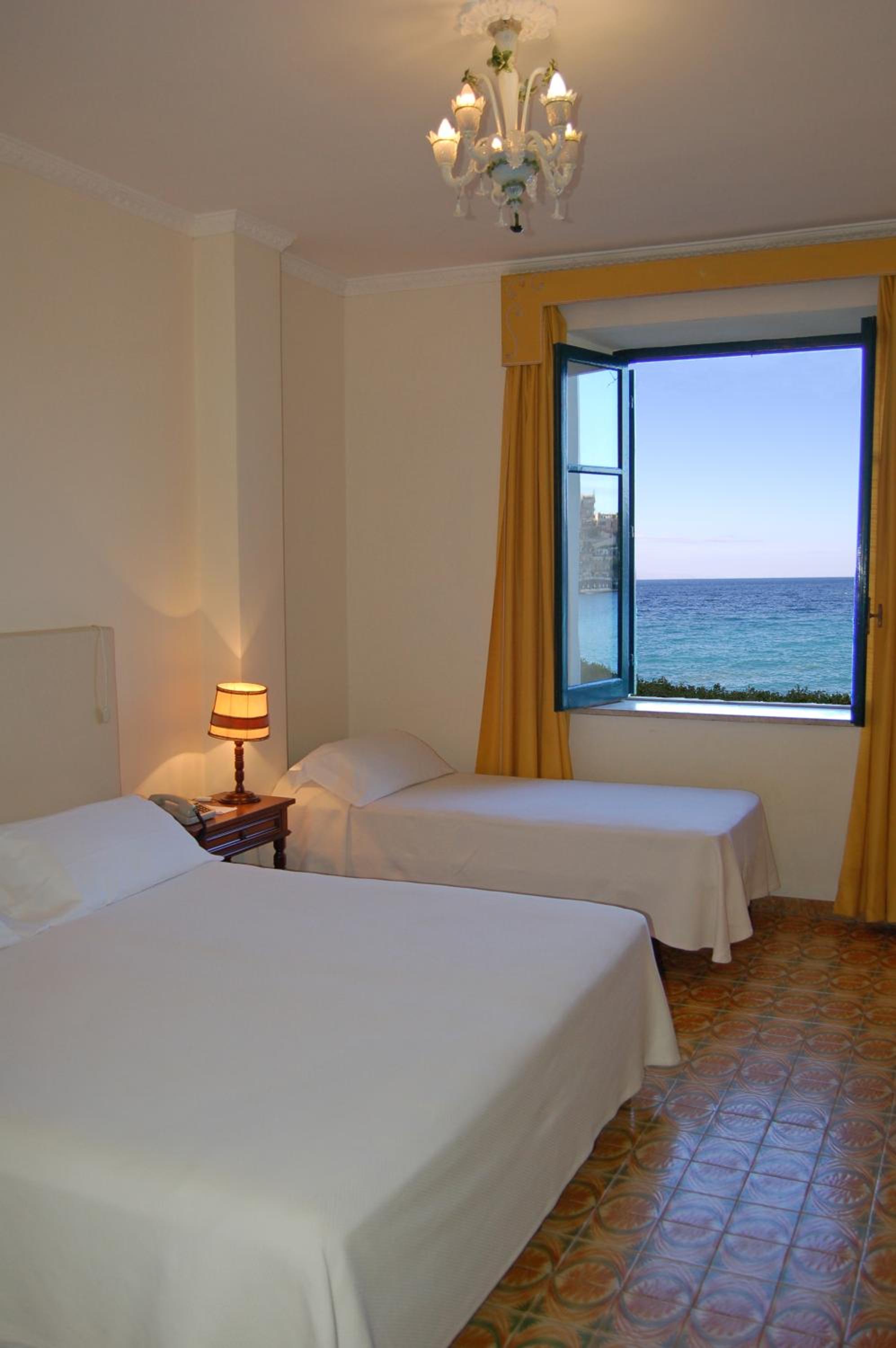 Economy Triple Room with Sea View - Photo 1