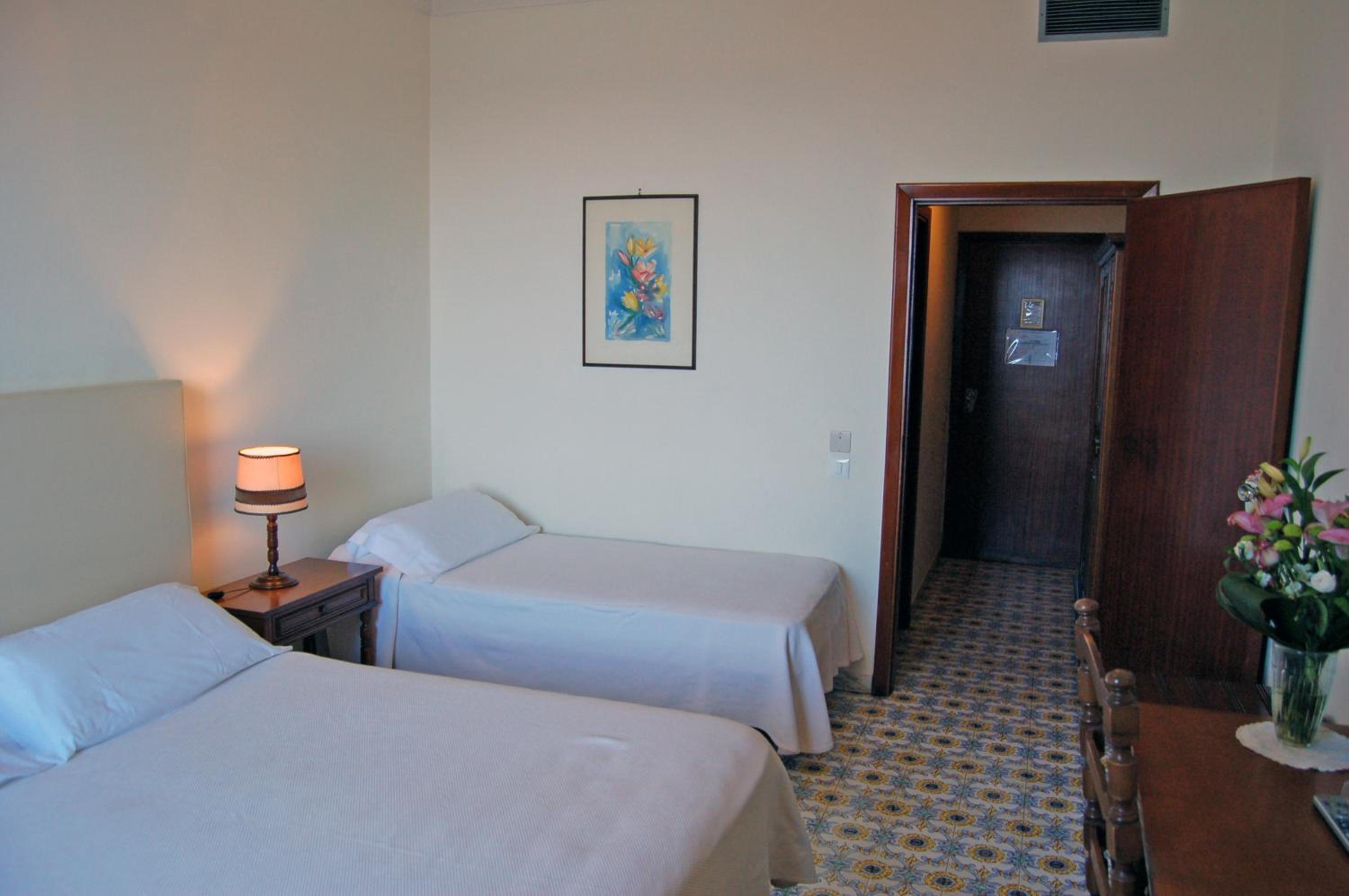 Economy Triple Room with Sea View - Photo 22