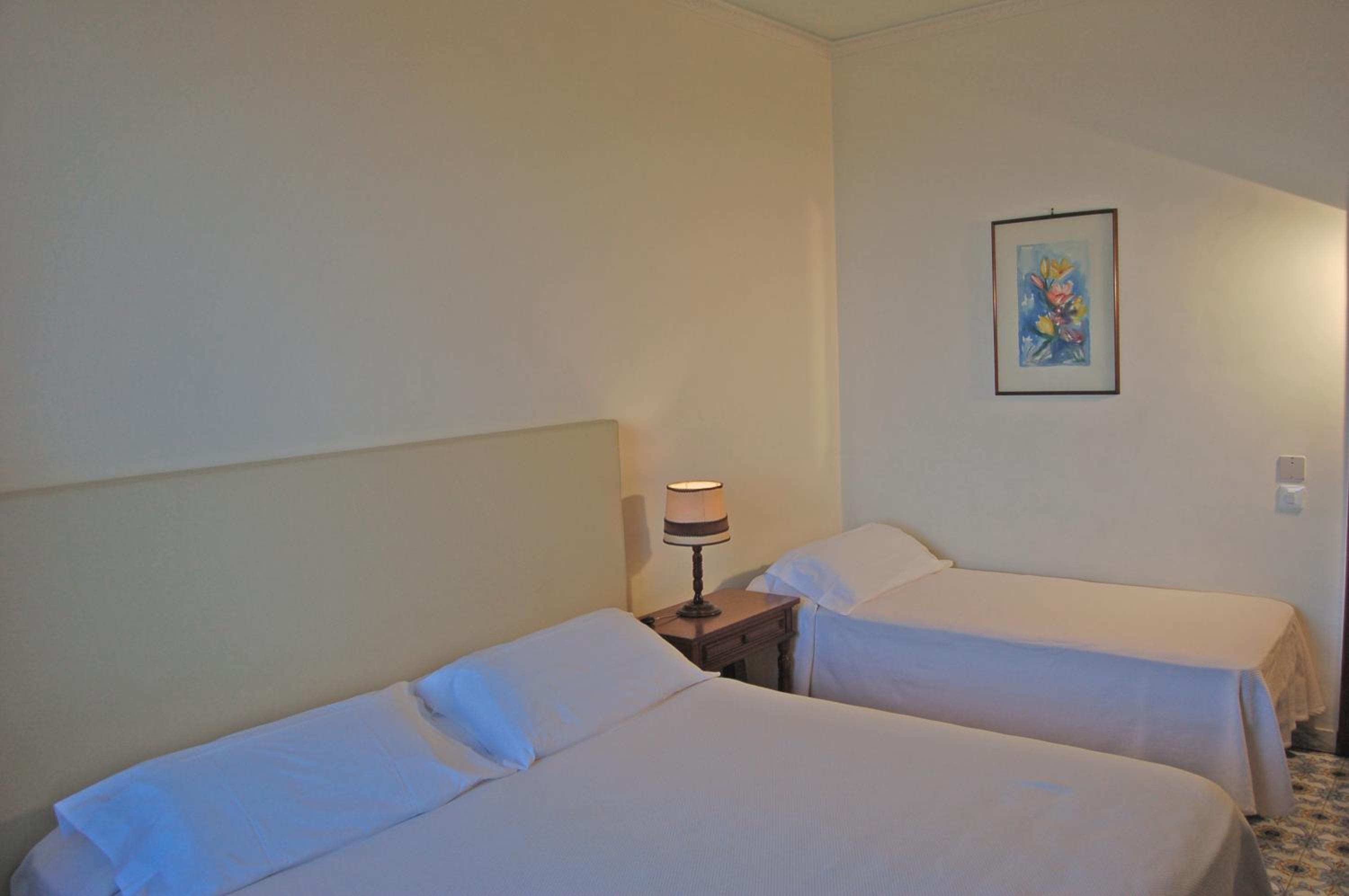 Economy Triple Room with Sea View - Photo 23
