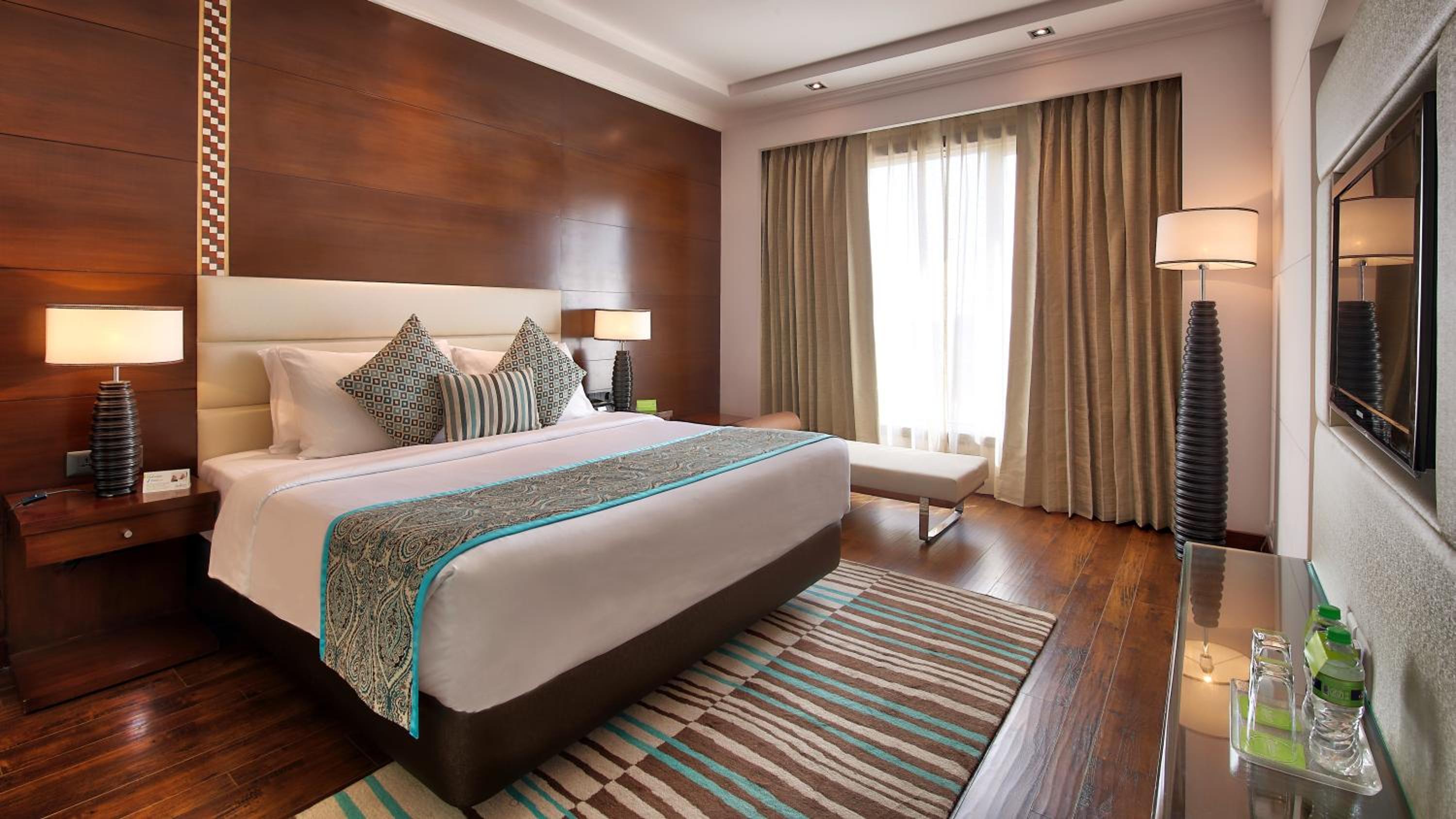 Suite (2 Way Airport Transfer,20% off on SPA, 4pcs of Laundry/room/nightI,INR 2000 F&B credit,Daily Fruit basket, 1 bottle of whiskey/wine as per availability, Dinner in Dragon If all meals room is booked, Sightseeing transport services and Lounge Access) - Photo 2