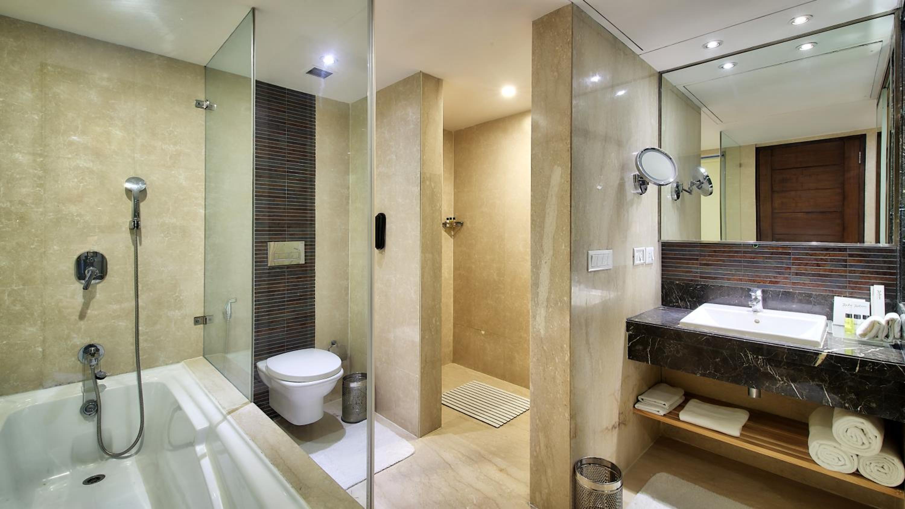 Suite (2 Way Airport Transfer,20% off on SPA, 4pcs of Laundry/room/nightI,INR 2000 F&B credit,Daily Fruit basket, 1 bottle of whiskey/wine as per availability, Dinner in Dragon If all meals room is booked, Sightseeing transport services and Lounge Access) - Photo 4