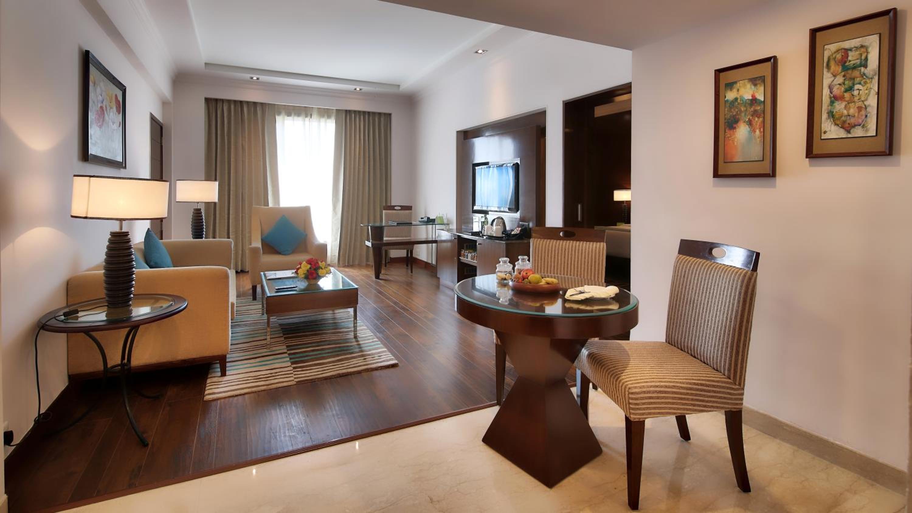 Suite (2 Way Airport Transfer,20% off on SPA, 4pcs of Laundry/room/nightI,INR 2000 F&B credit,Daily Fruit basket, 1 bottle of whiskey/wine as per availability, Dinner in Dragon If all meals room is booked, Sightseeing transport services and Lounge Access) - Photo 5
