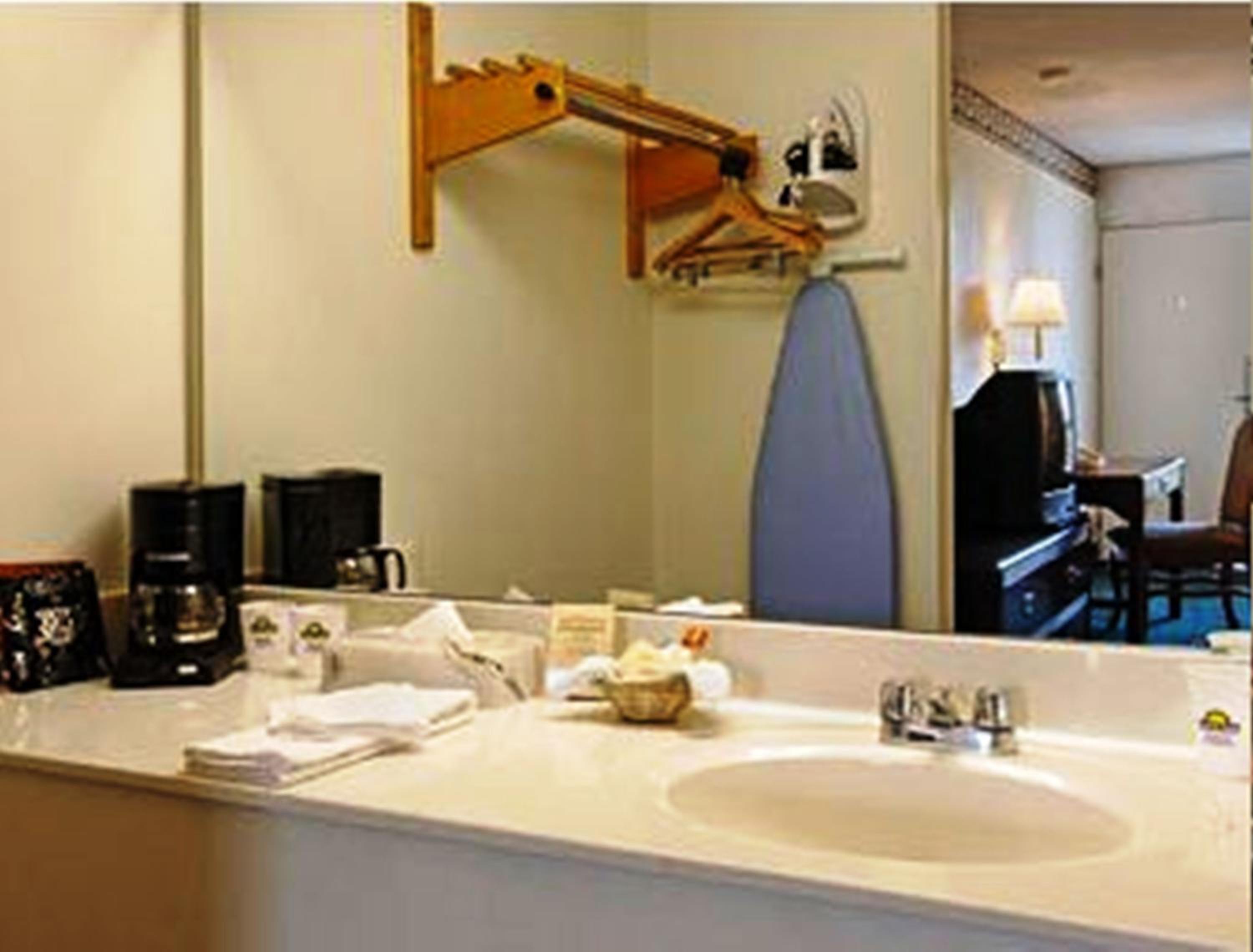 King Room - Non-Smoking - Photo 3