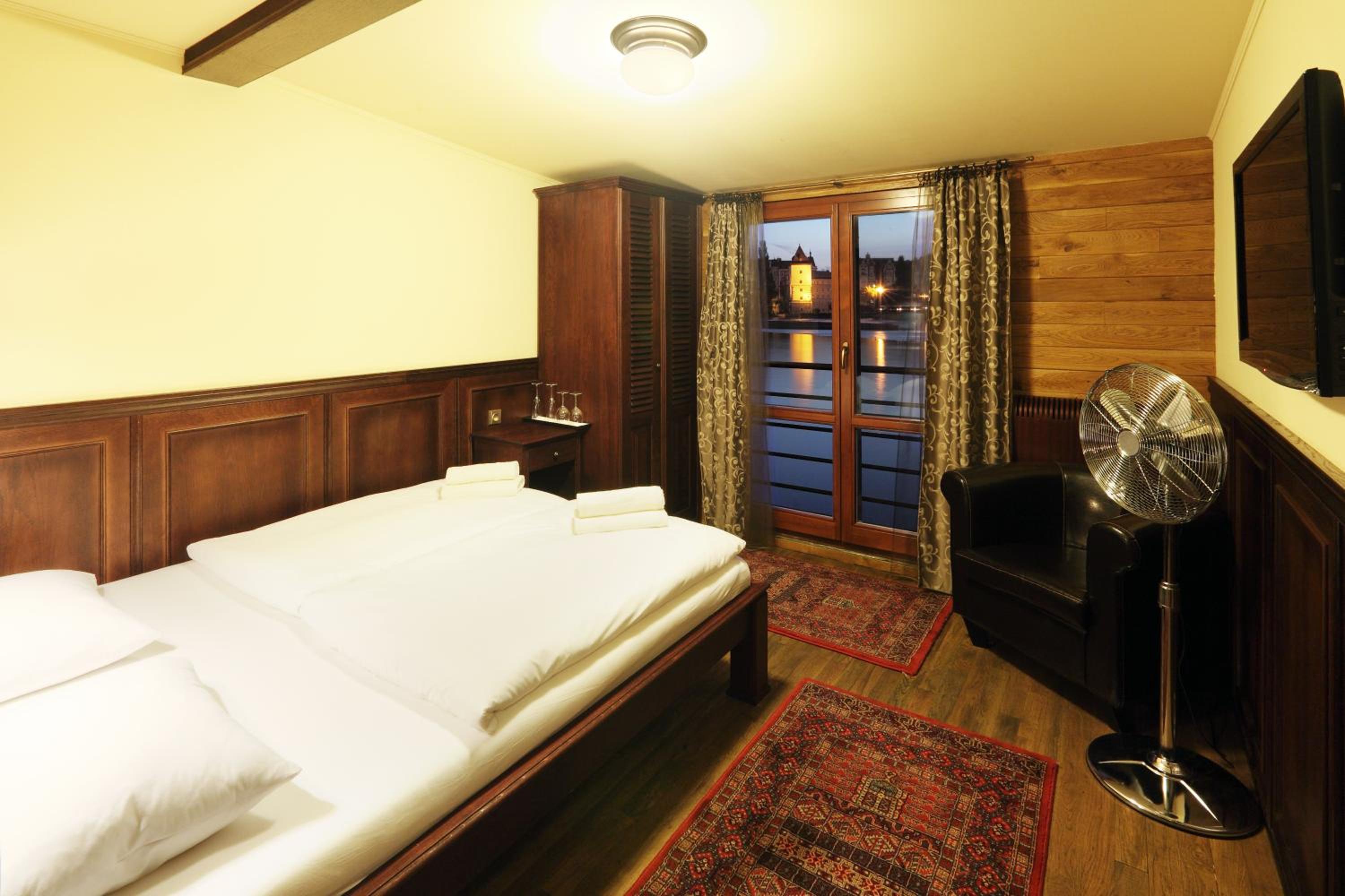 Superior Double Room with River View thumbnail 5