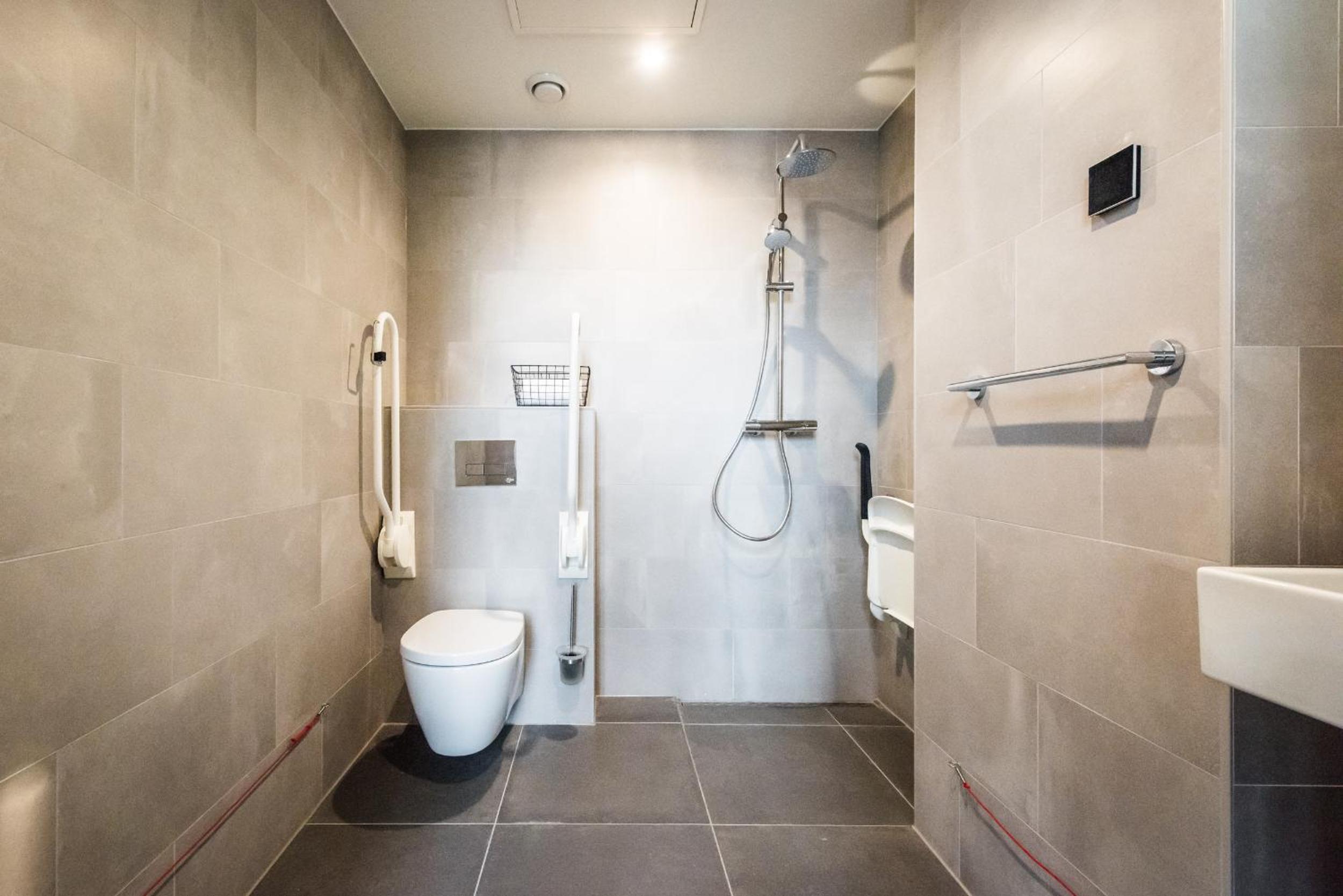Large 1 Bedroom Apartment - Accessible, Duplex photo 2
