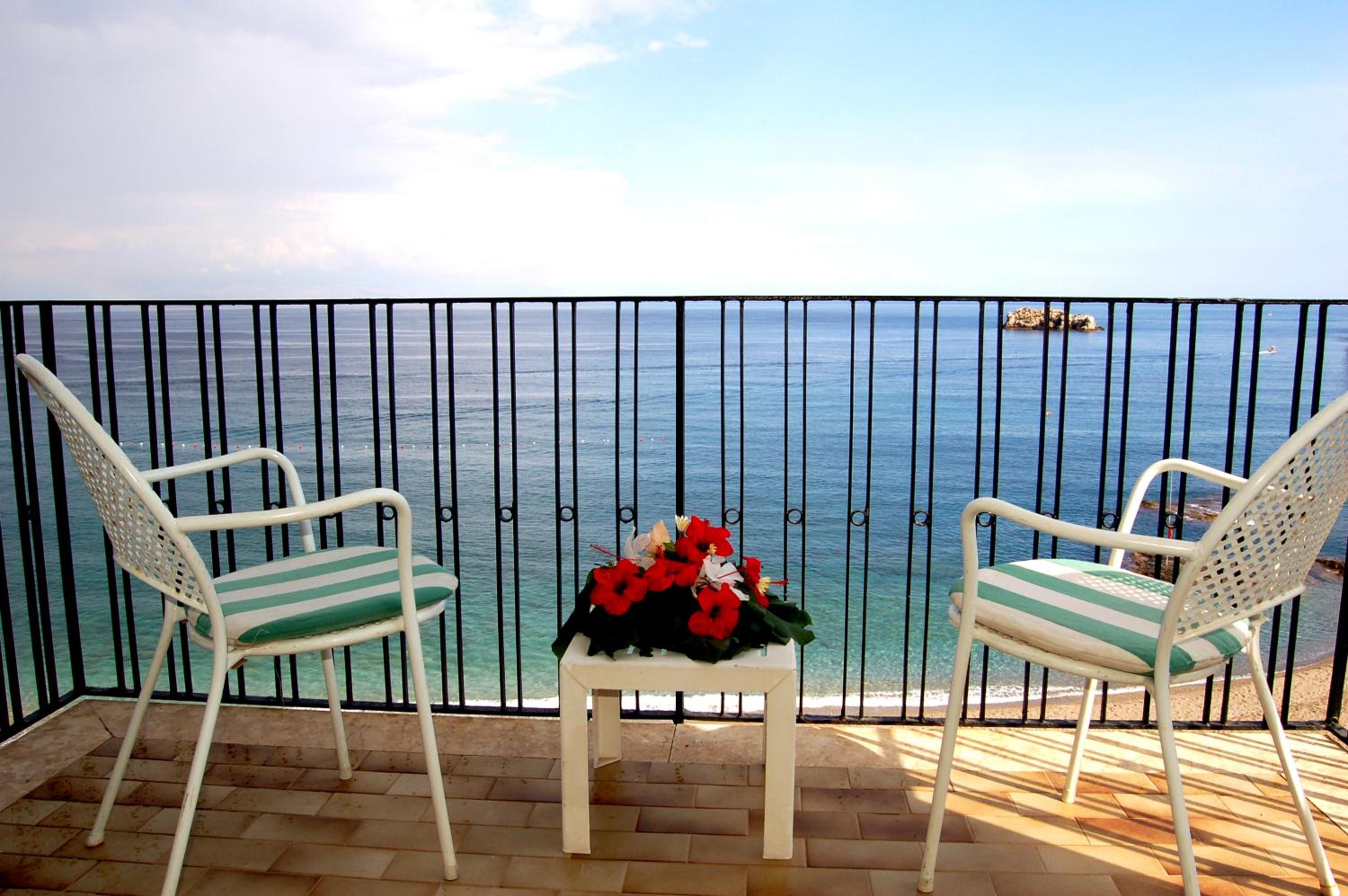 Double or Twin Room with Sea View - Photo 6