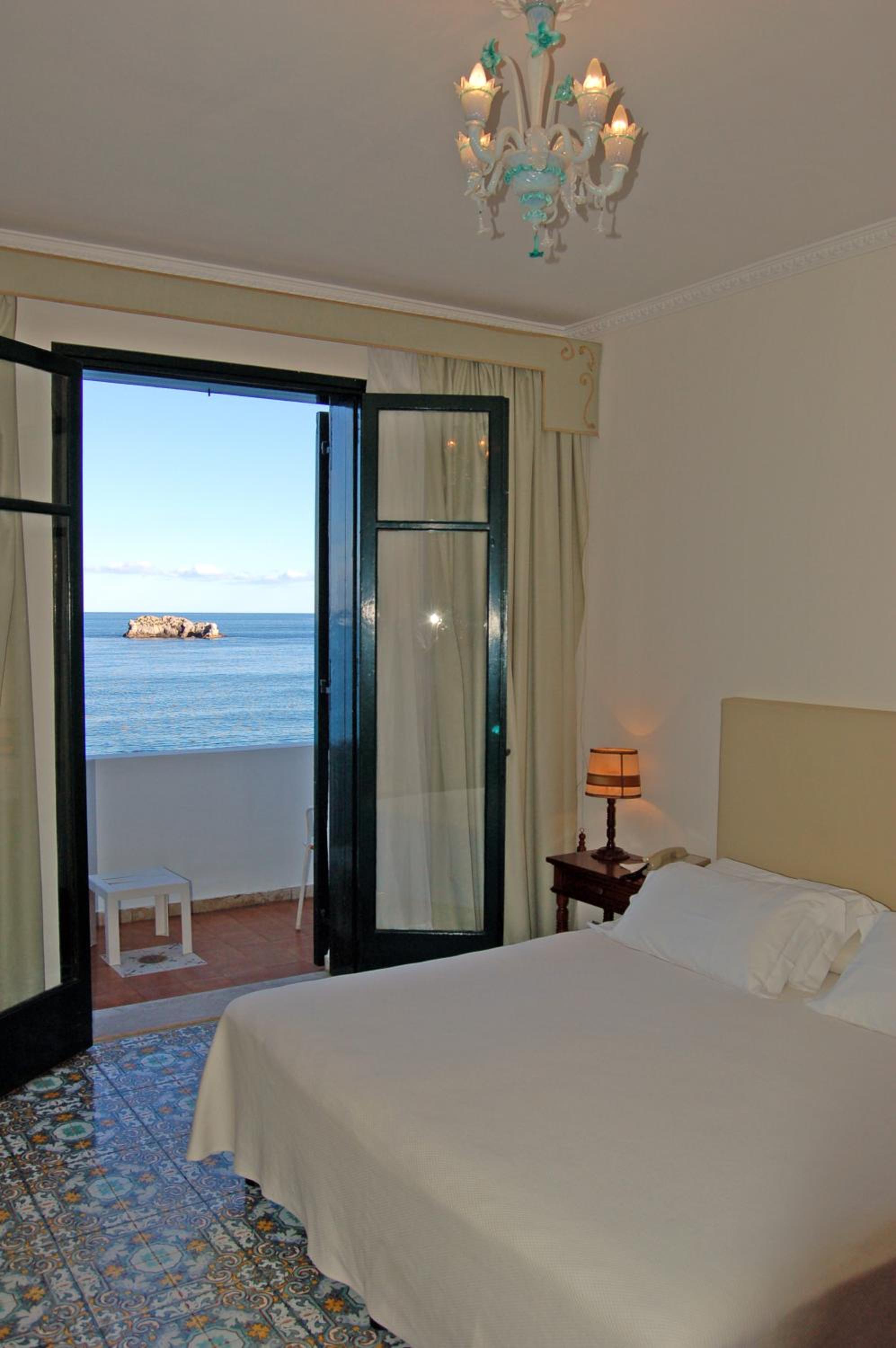 Double or Twin Room with Sea View - Photo 15