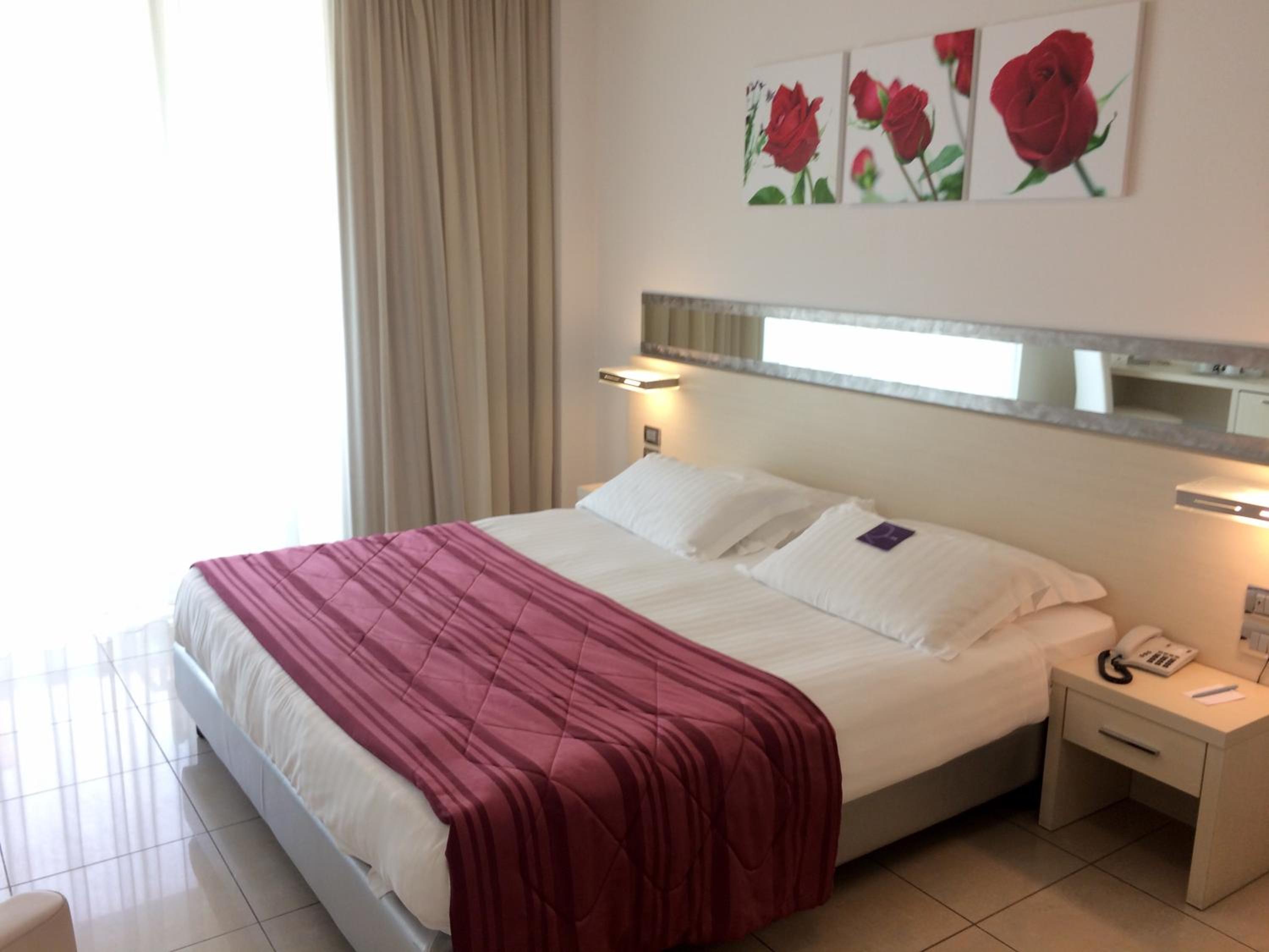 Classic Double Room with Balcony and Side Sea View - Photo 4