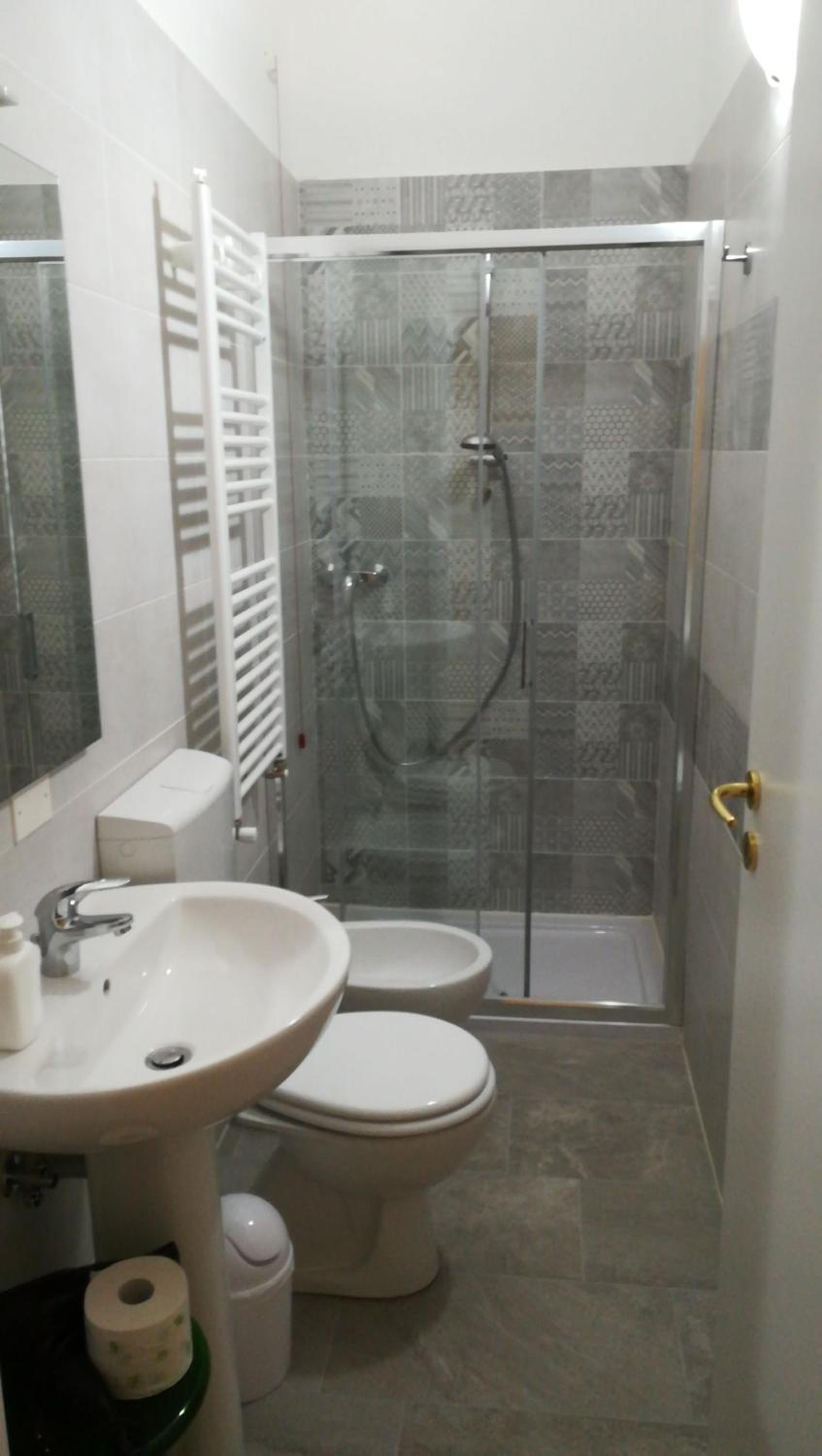 Double Room with Private Bathroom - Photo 9