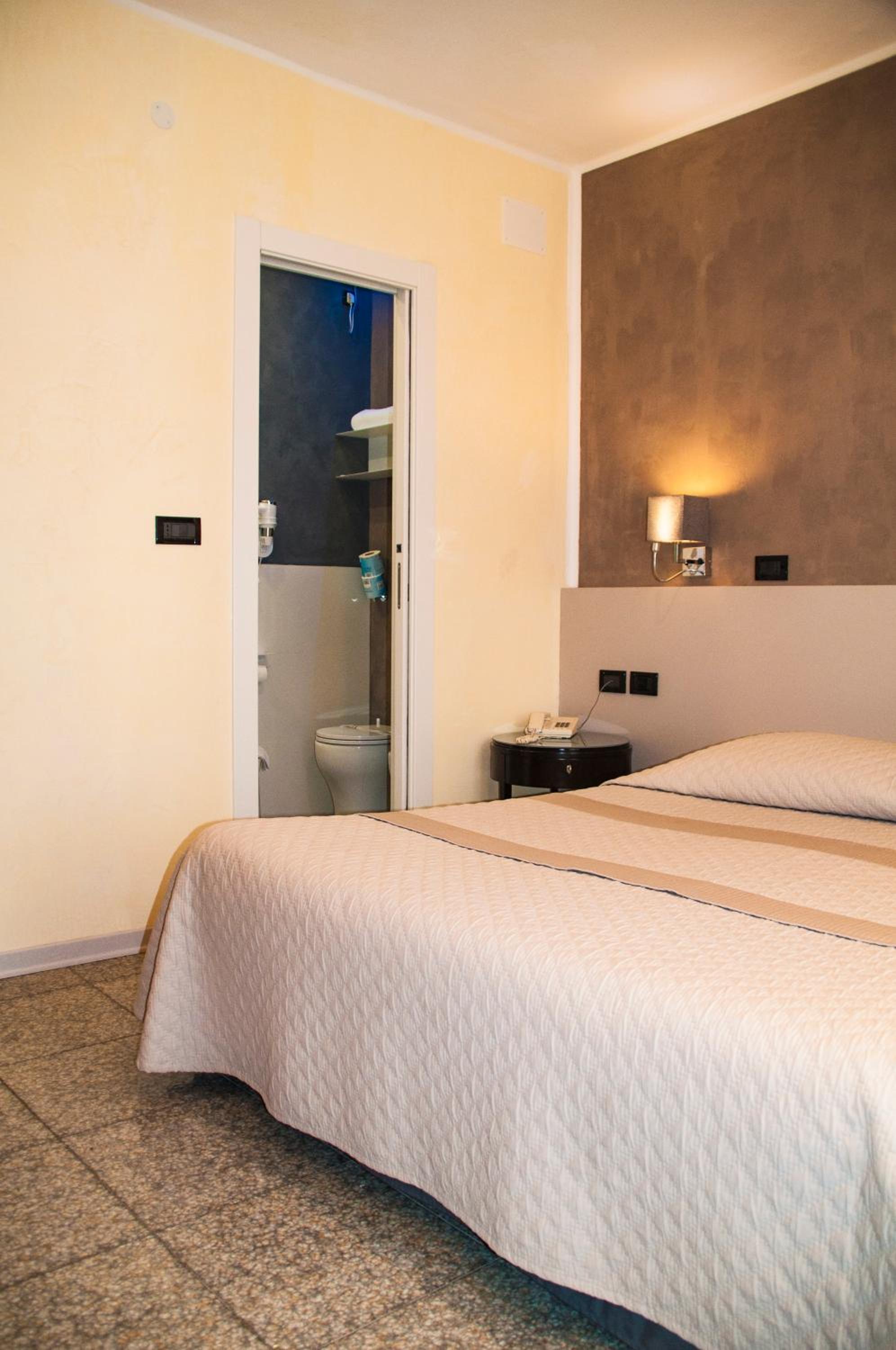 Double Room - Photo 4