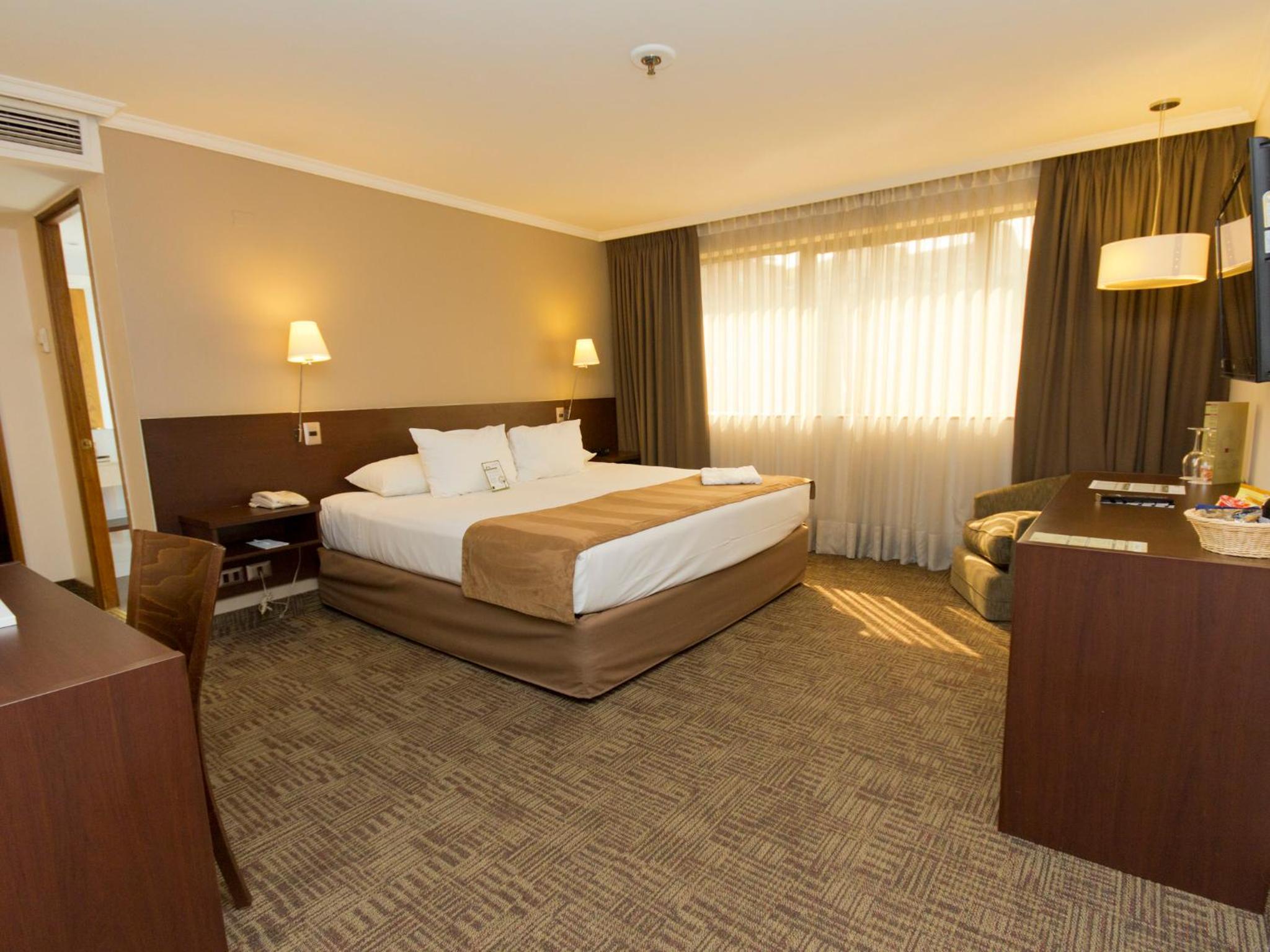 Standard King Room - Photo 12